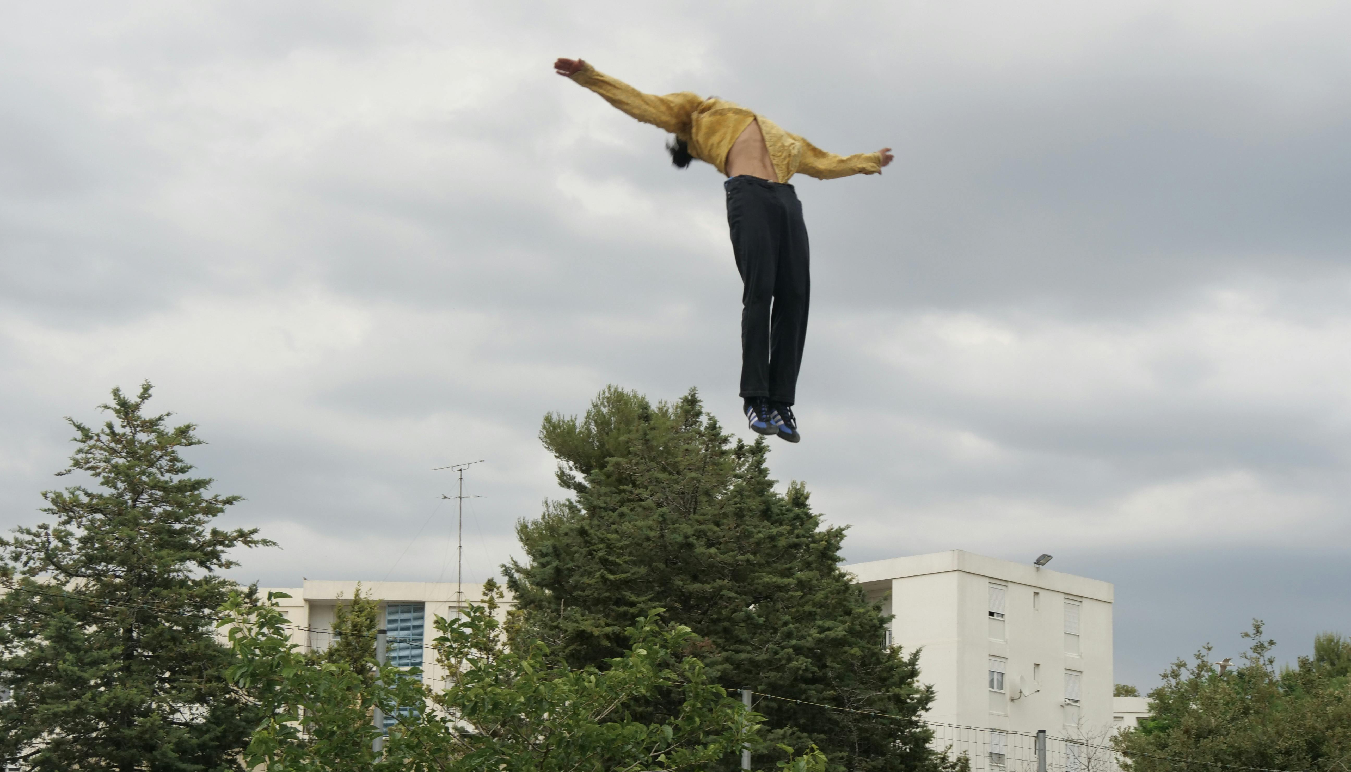 Un danzatore della compagnia Colokolo esegue un salto 