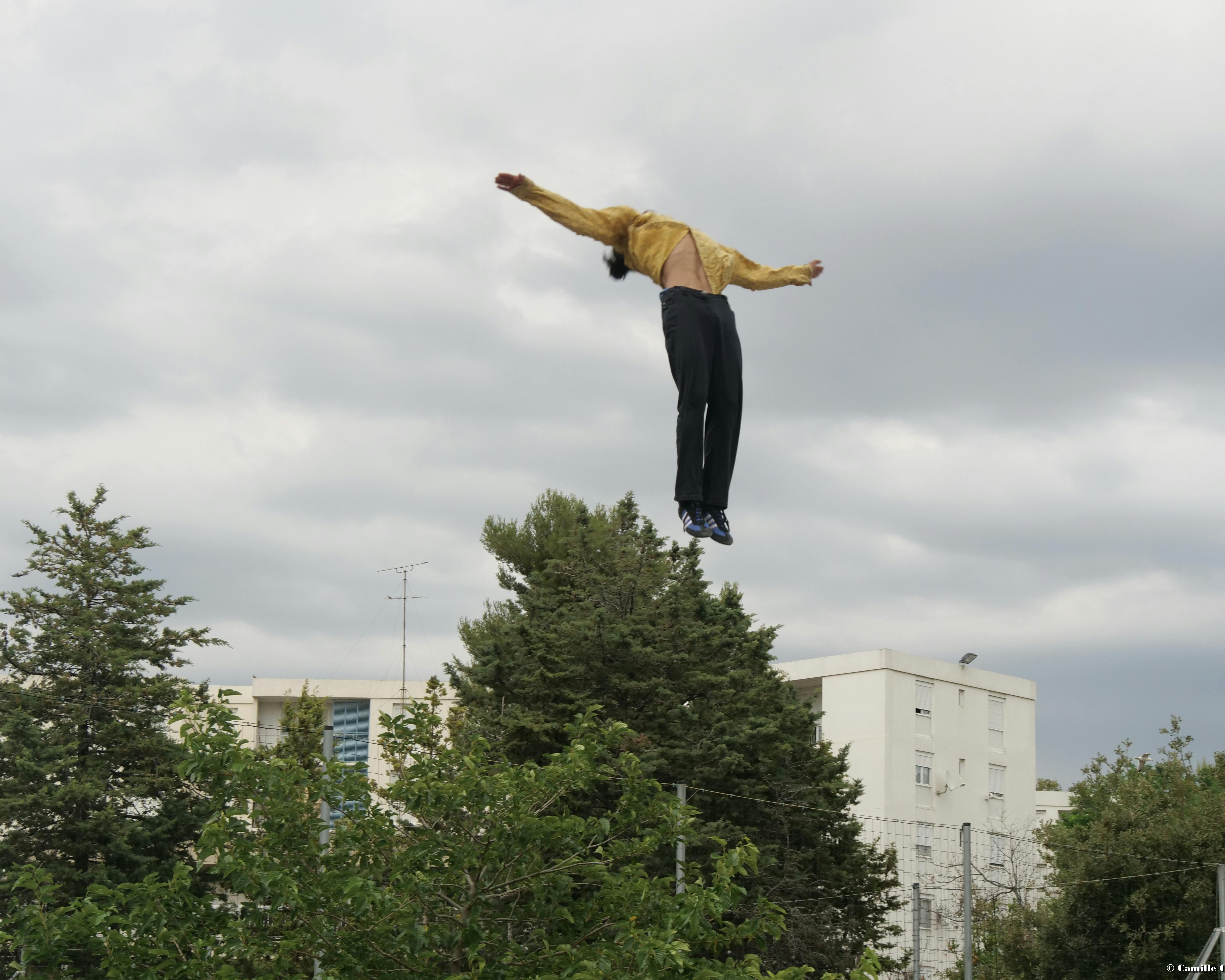 Un danzatore della compagnia Colokolo esegue un salto 