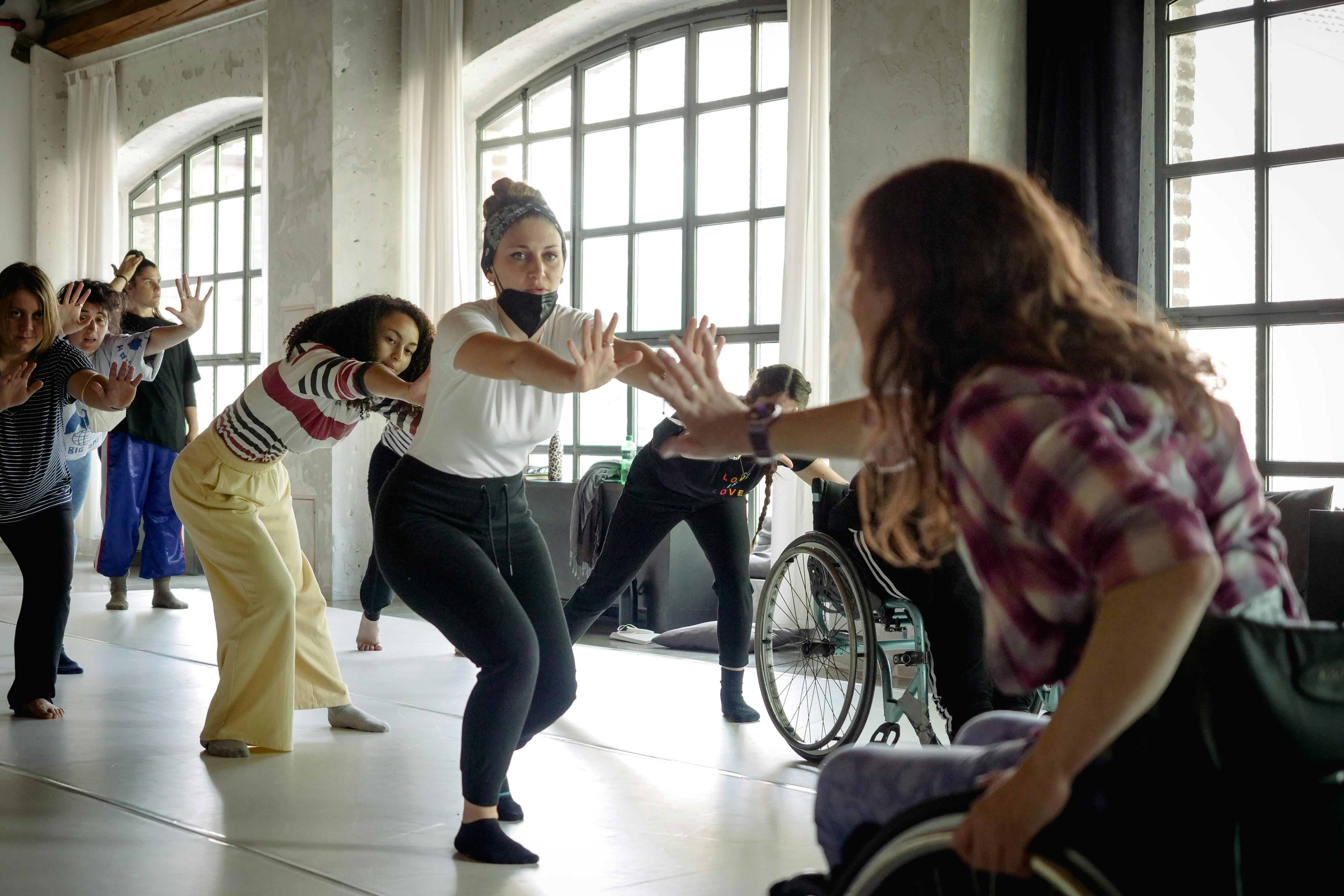 Una danzatrice di Stopgap tiene il laboratorio a Fabbrica del Vapore, Milano 