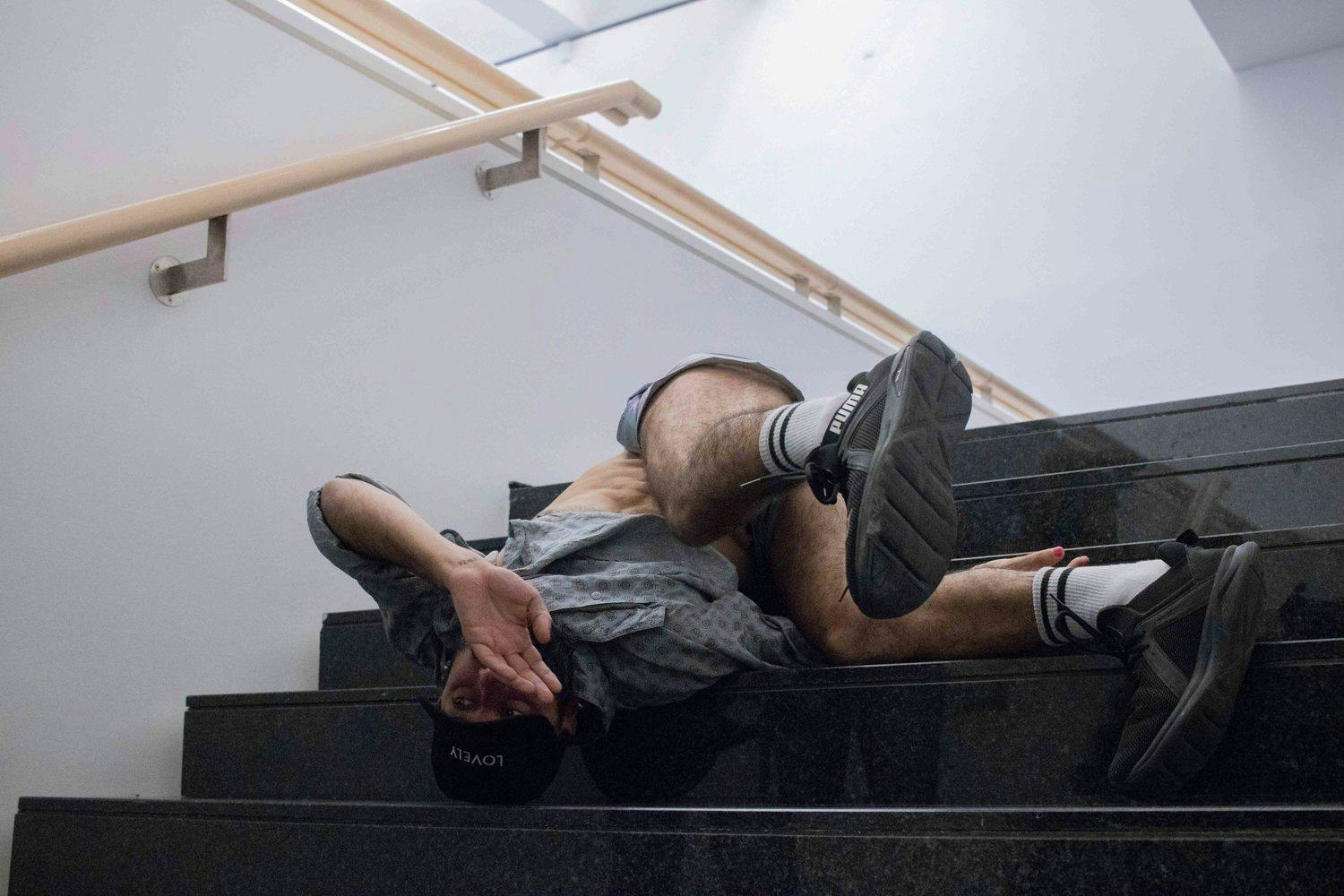 Daniele Ninarello with his head on the Mart steps