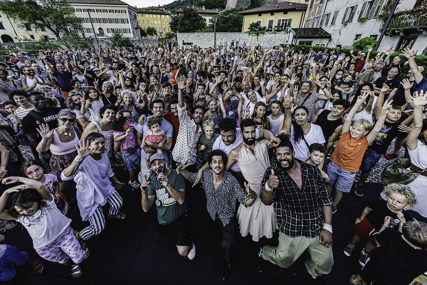 Il collettivo di circo marocchino Colokolo sorride davanti a una folla di persone dopo  lo spettacolo a Rovereto