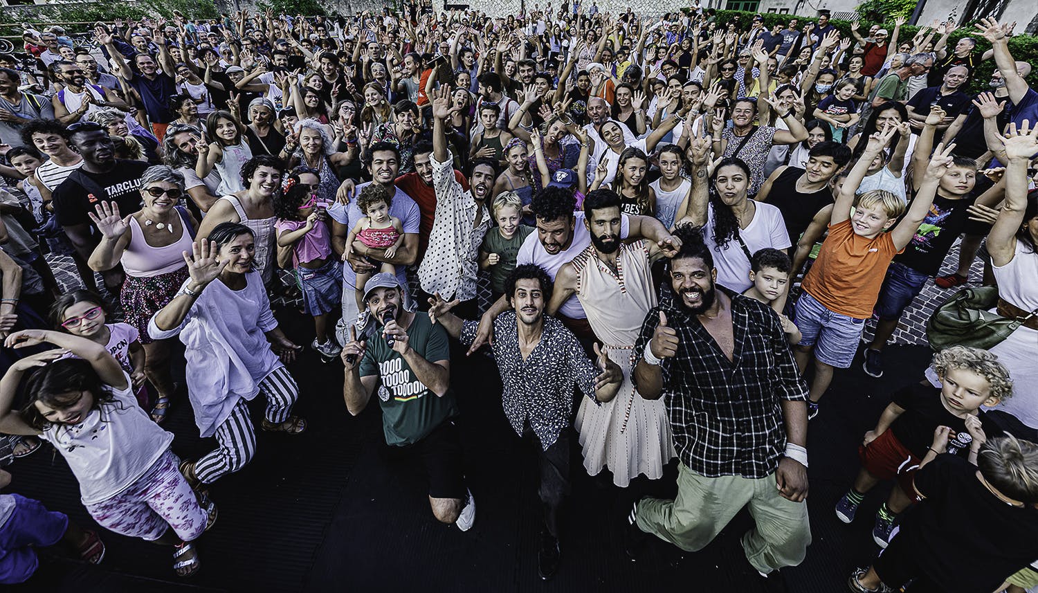 Il collettivo di circo marocchino Colokolo sorride davanti a una folla di persone dopo  lo spettacolo a Rovereto