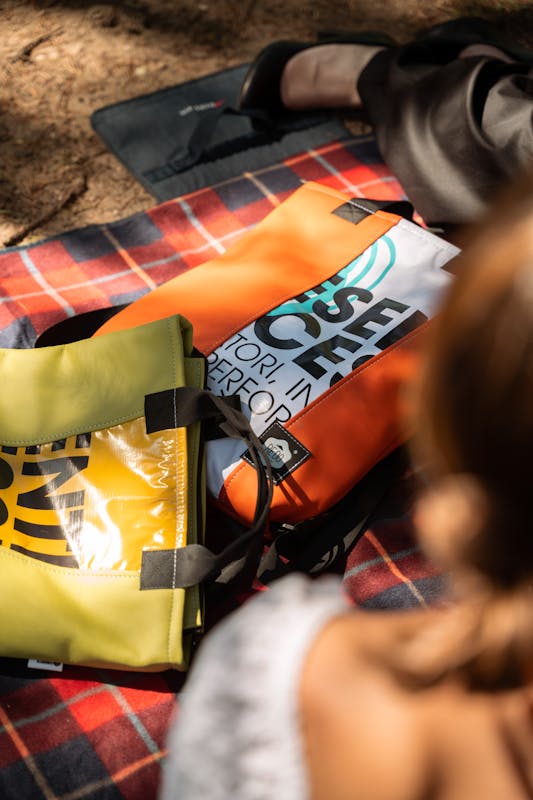 Foto di due zaini di Redo Upcycling su un tappeto da pic nic