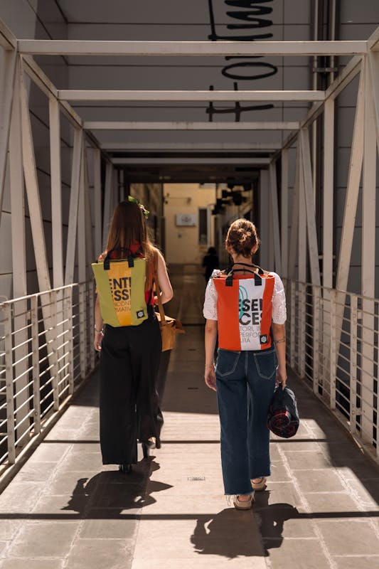 Due ragazze indossano gli zaini di Redo Upcycling