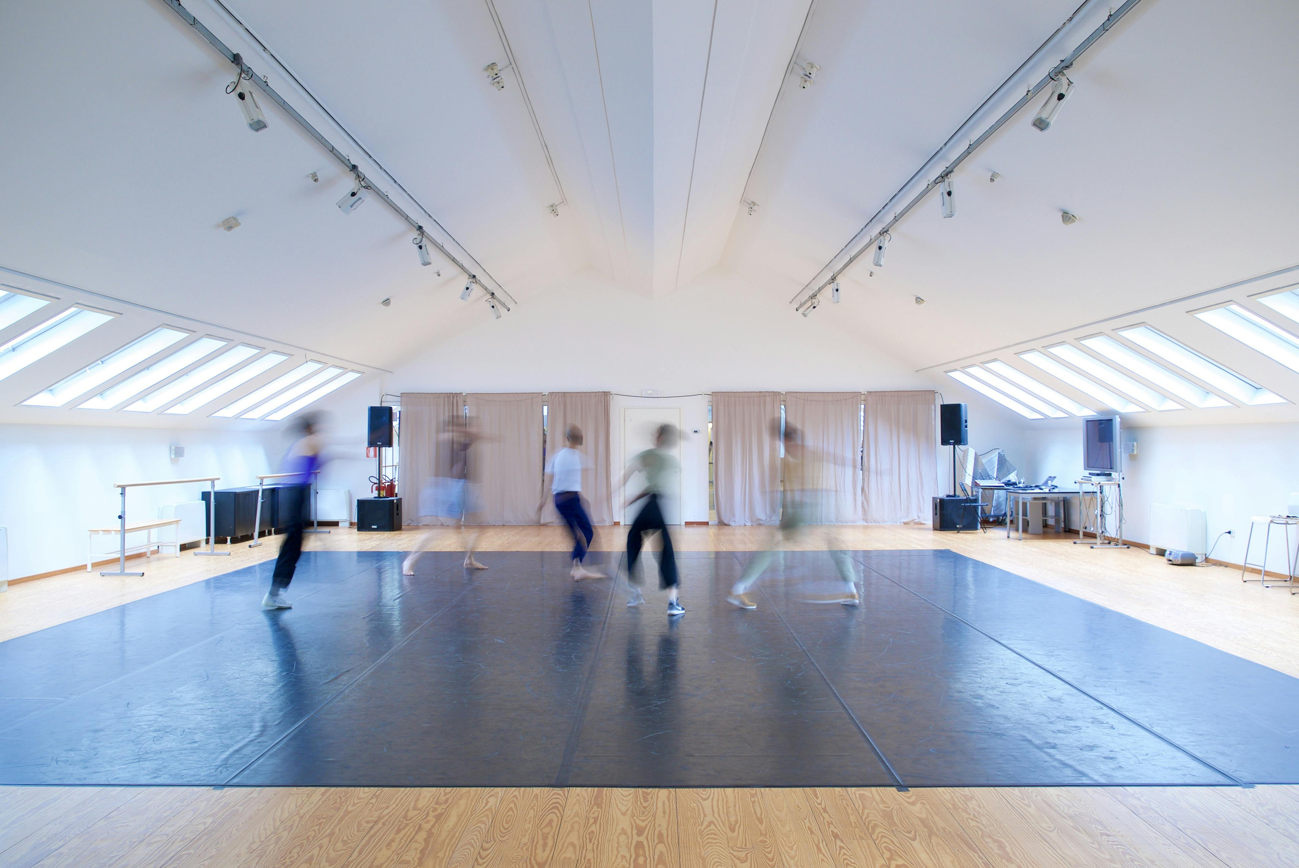 Sala danza del secondo piano con ballerini che danzano