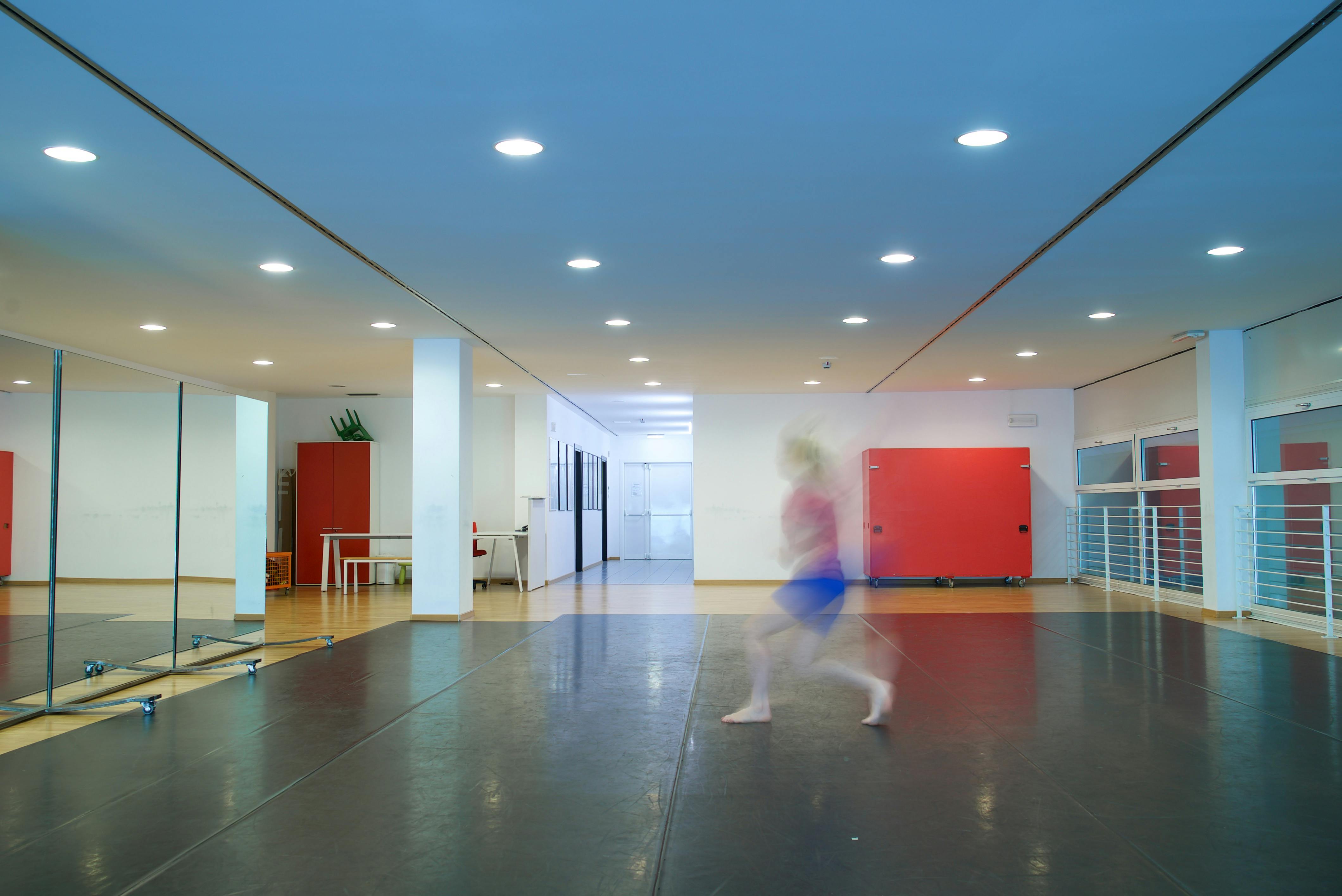 Sala danza primo piano con ballerina che si muove
