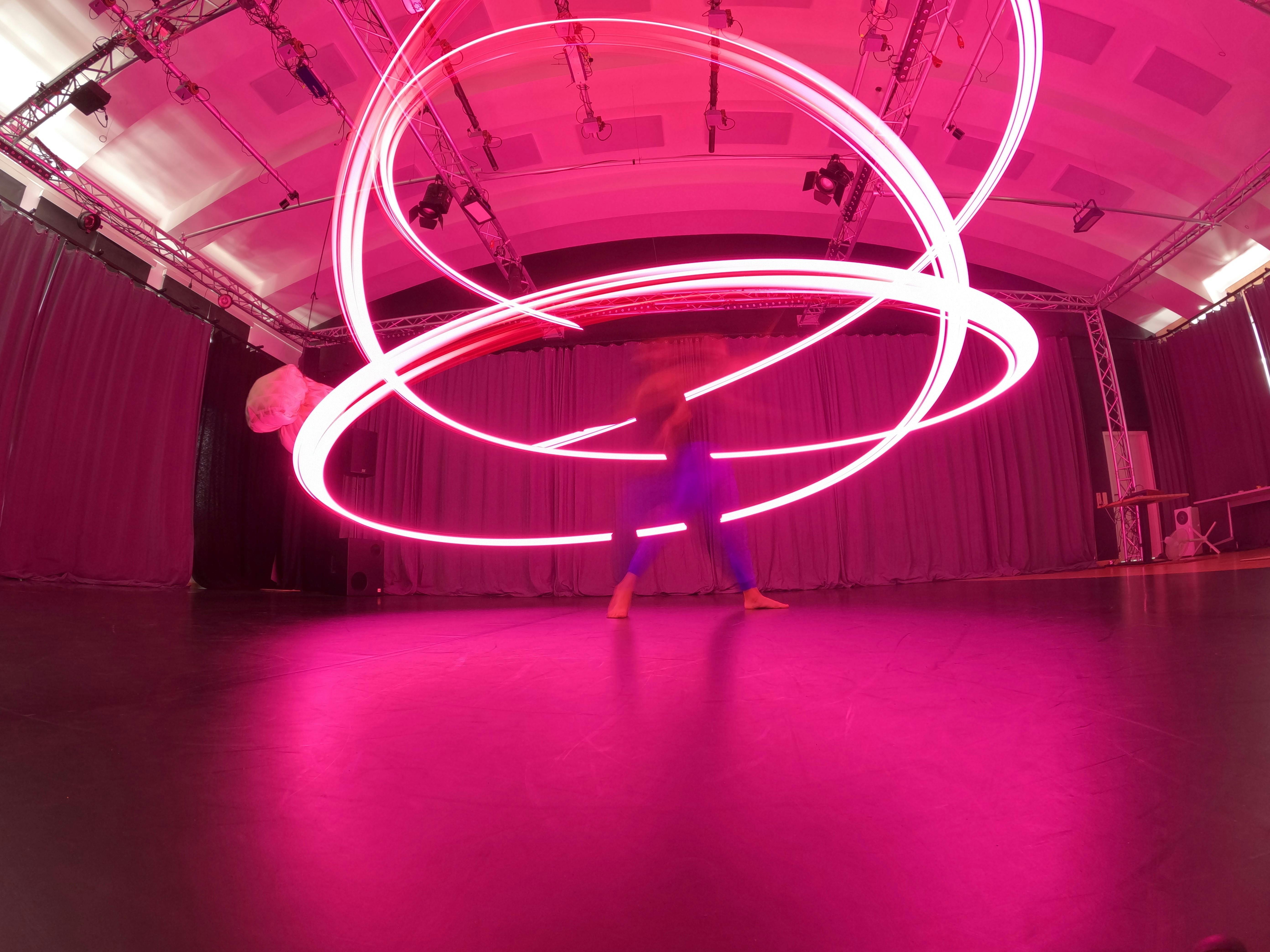 Lorenzo Morandini in movimento con  un led rosa che illumina la stanza