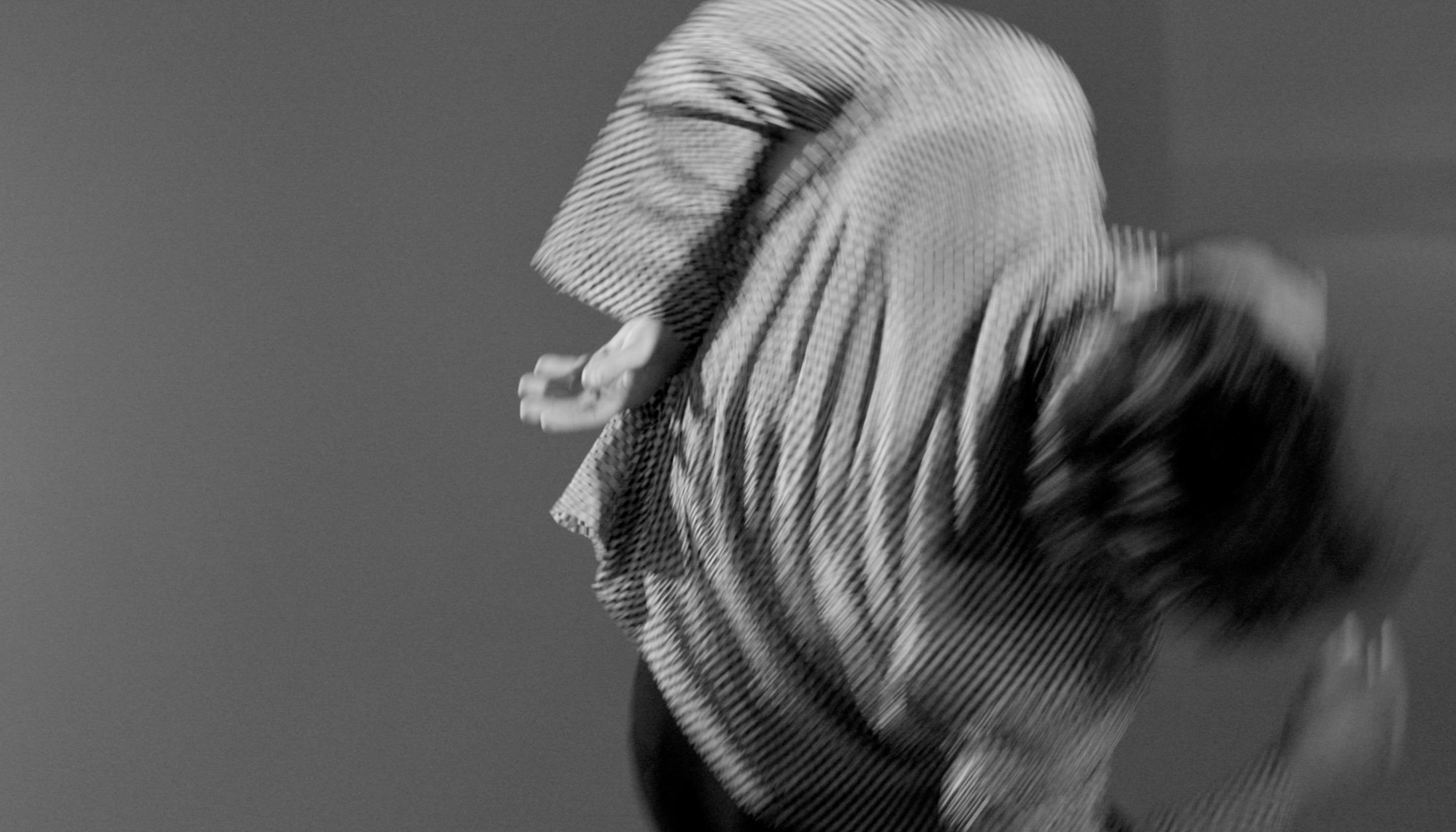 Simone Donati in una foto in bianco e nero sfuocata da le spalle all'obbiettivo