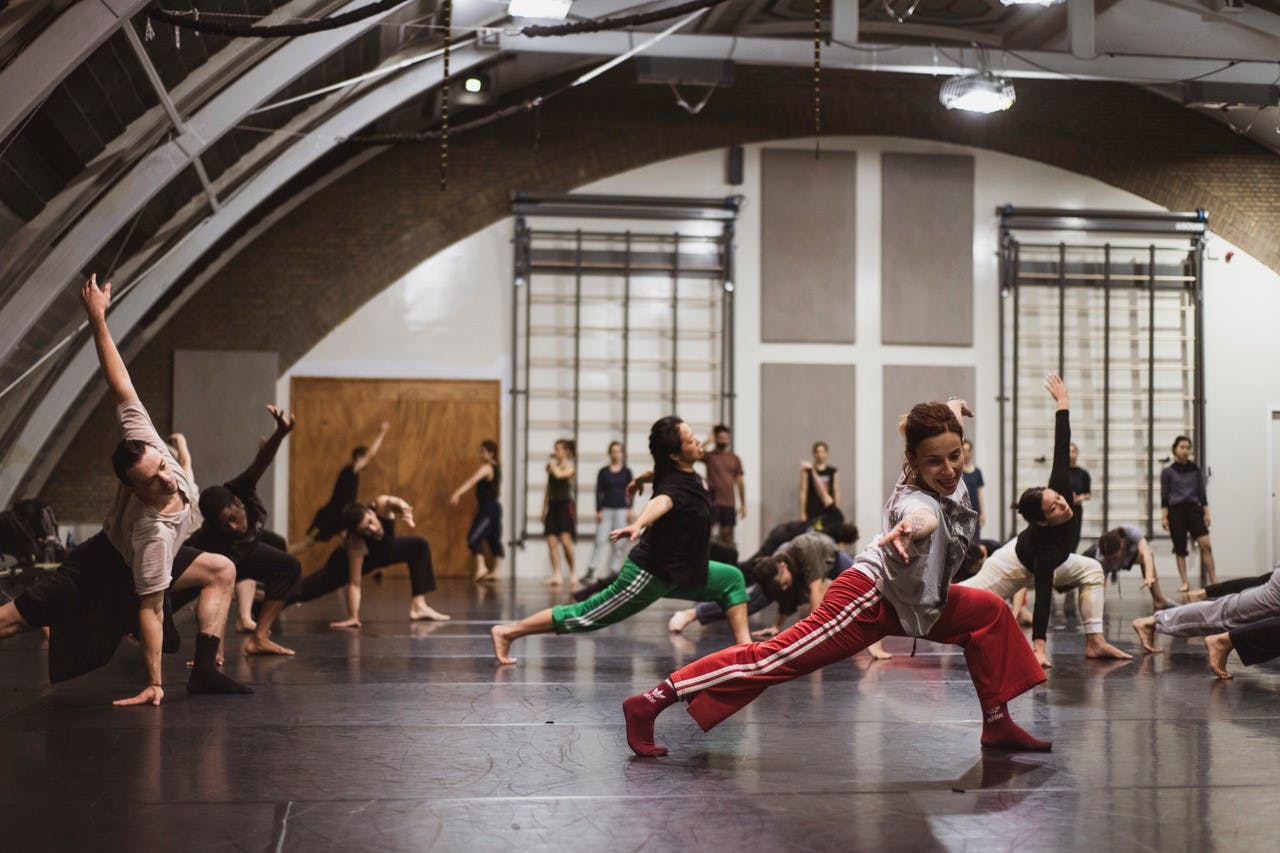 Danzatori e danzatrici partecipano a una lezione di Elita Cannata