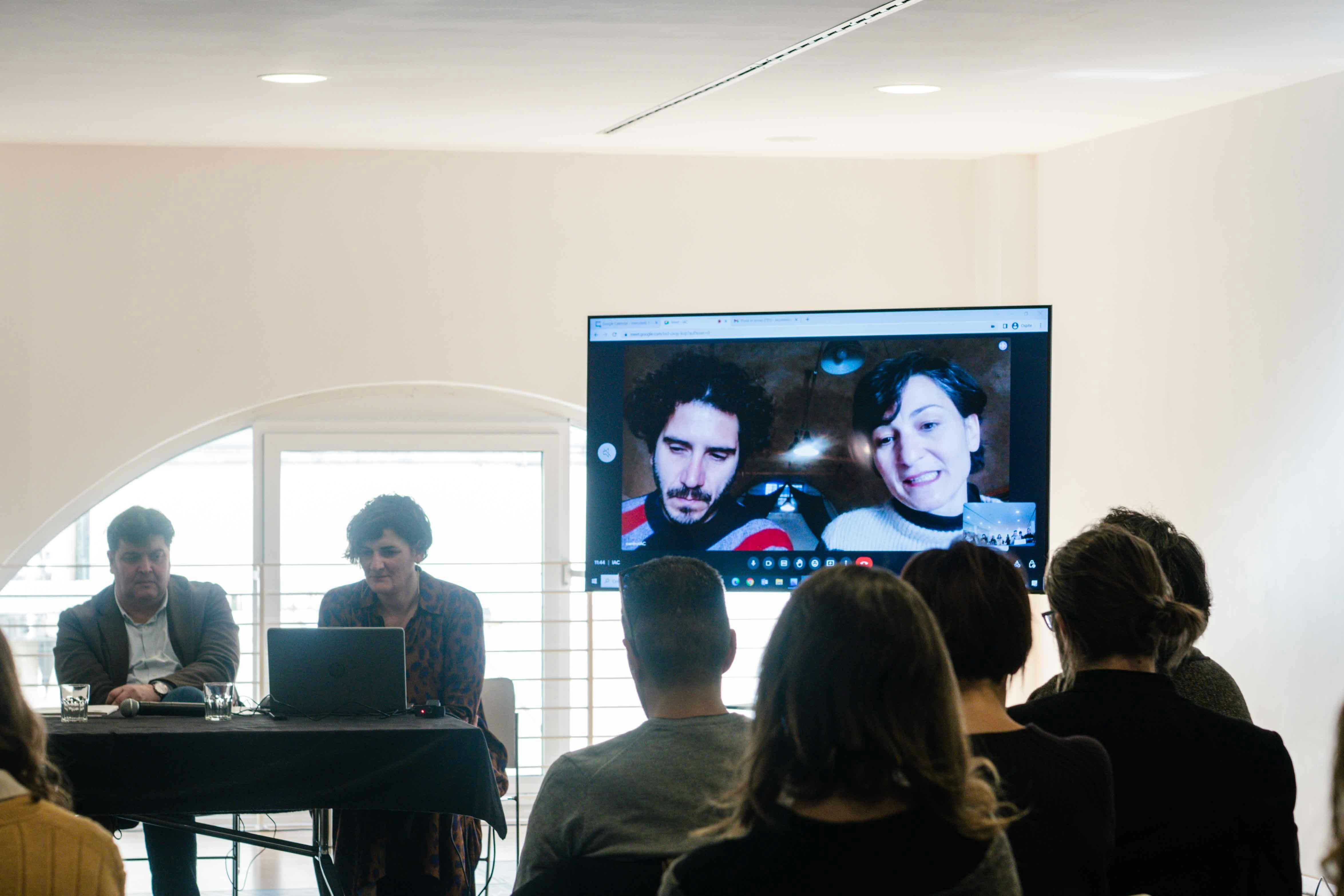 Televisione che mostra il collegamento con IAC - Centro Arti Integrate di Matera