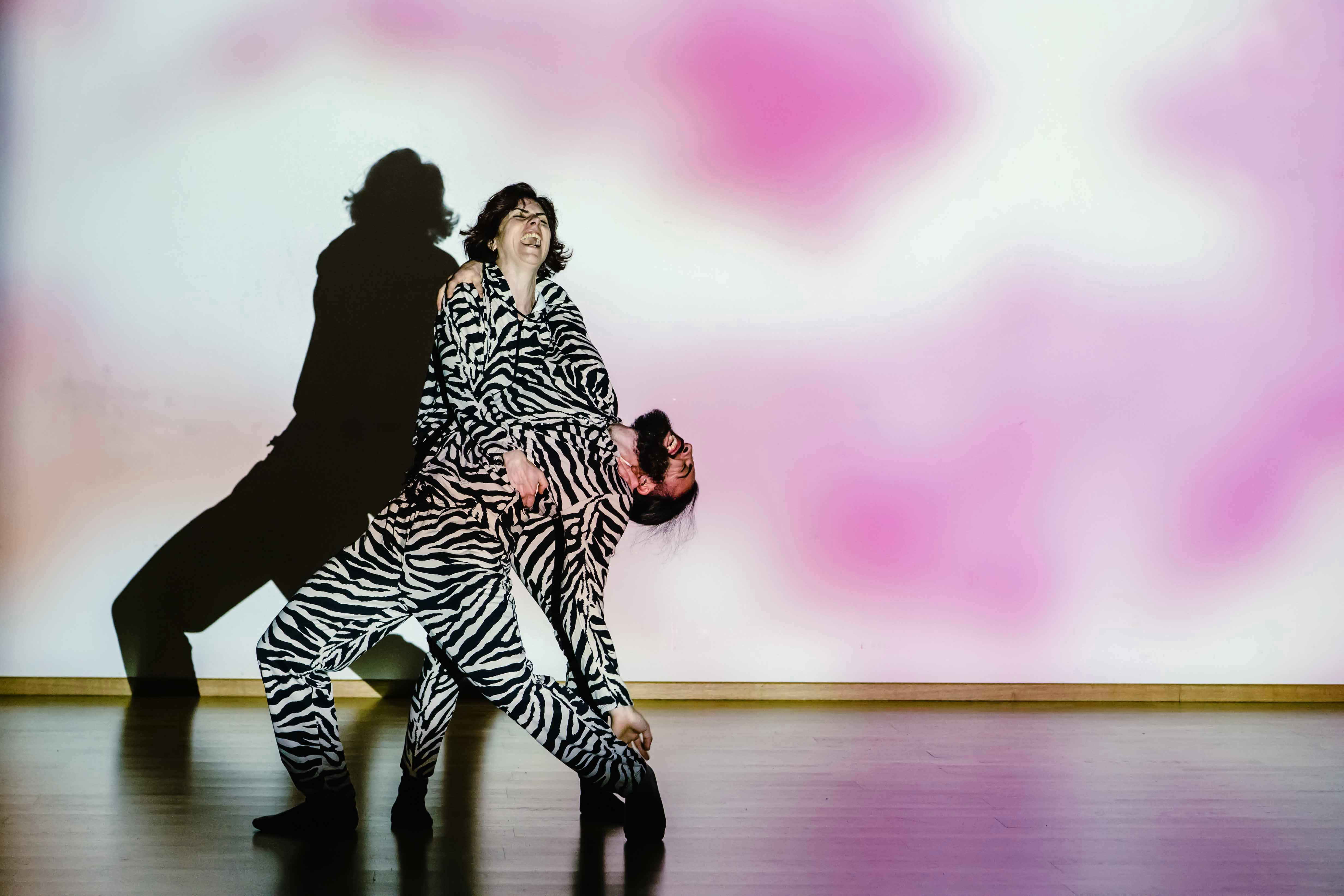 Giselda e Michael con pantaloni e felpa da zebra in una posa che imita la scultura La pietà