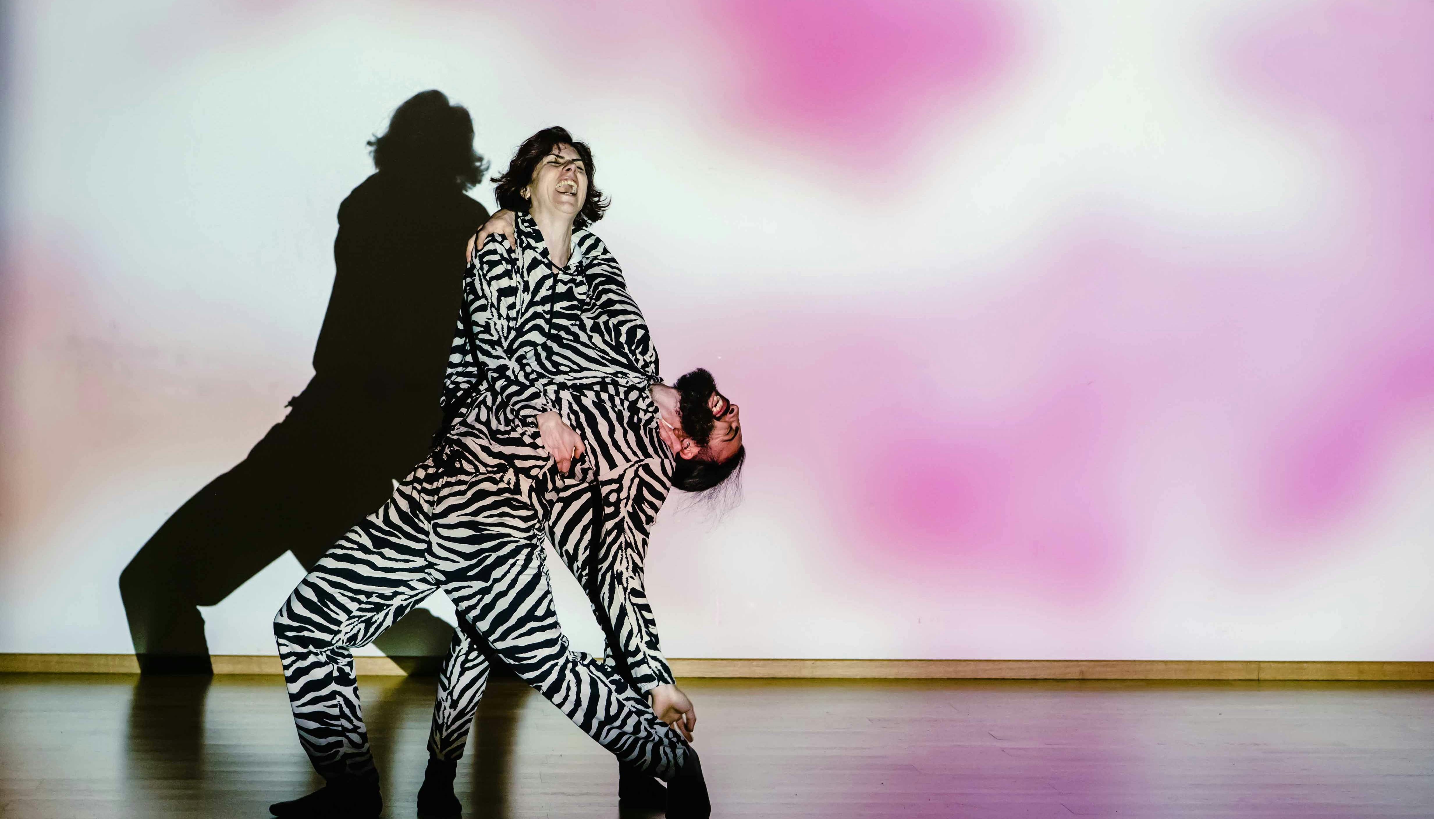 Giselda e Michael con pantaloni e felpa da zebra in una posa che imita la scultura La pietà