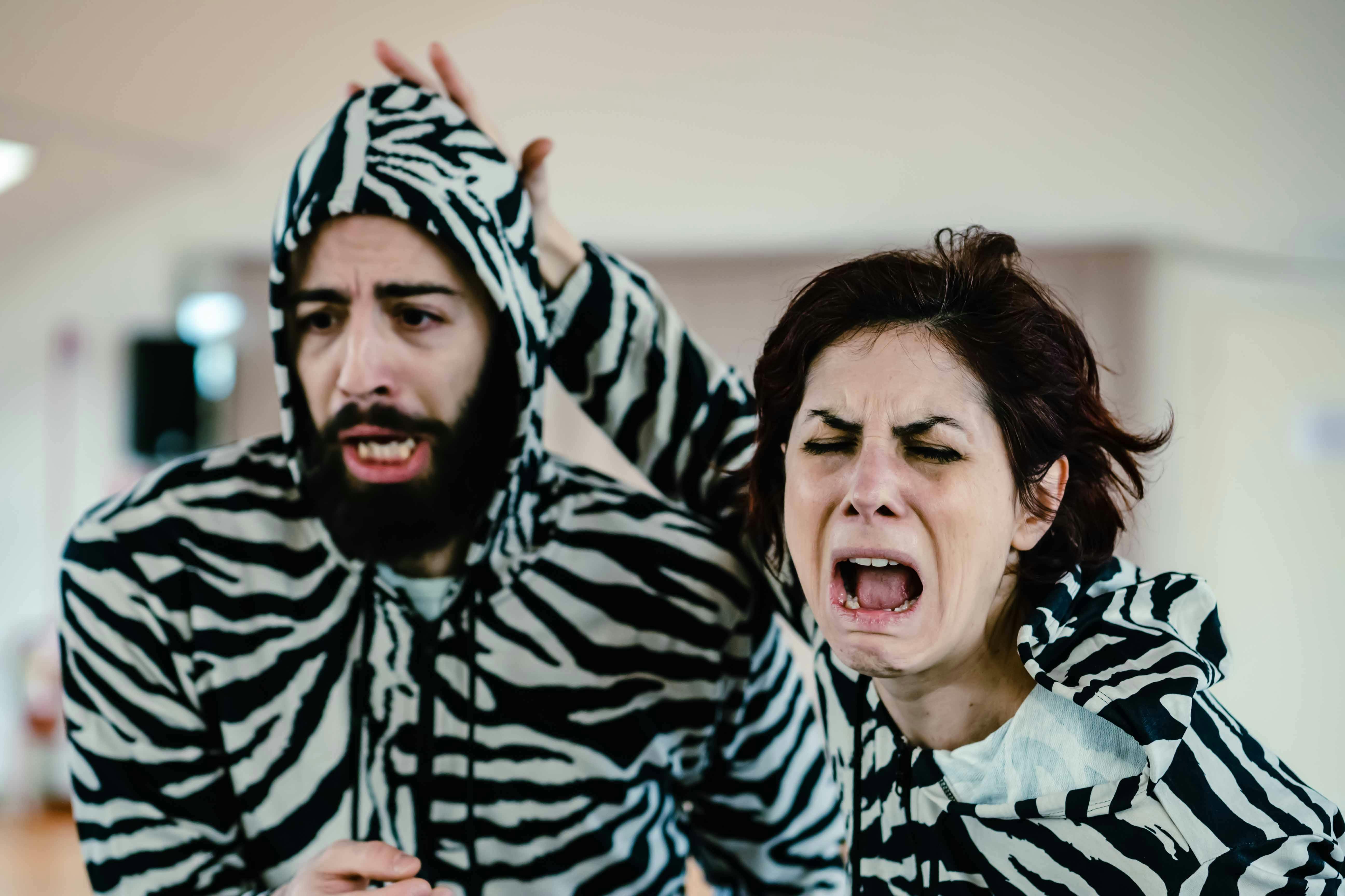 Primo piano di Giselda e Michael con volti espressivi di disperazione