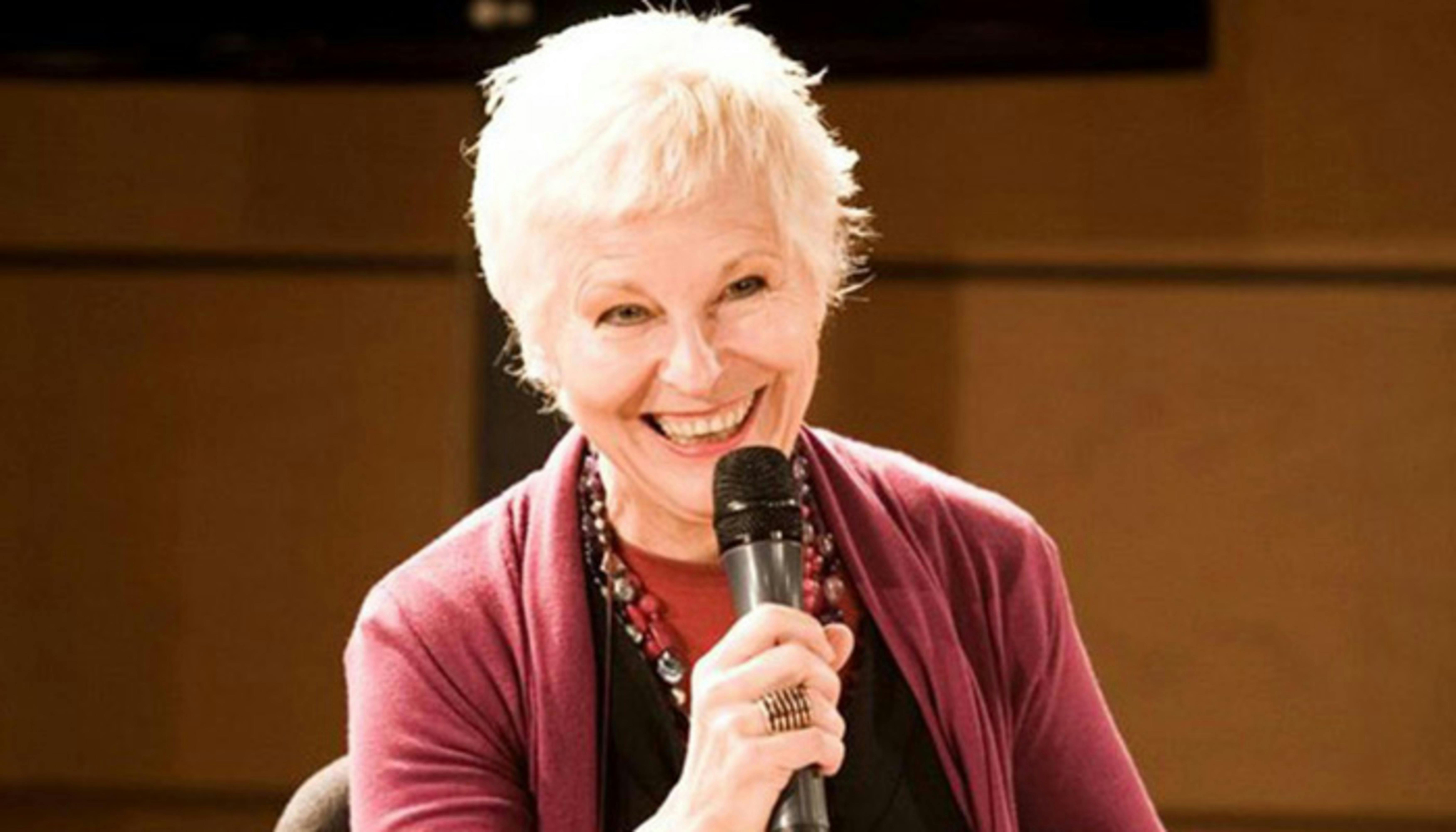 Elisa Guzzo Vaccarino in foreground with microphone in hand
