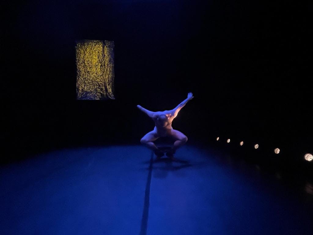 Aristide Rontini si esibisce, una luce blu illumina il lo spazio