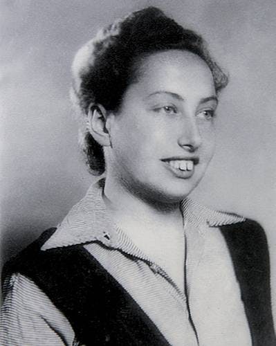 Giovane Yehudit Arnon in primo piano che sorride, foto d'epoca