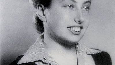 Giovane Yehudit Arnon in primo piano che sorride, foto d'epoca