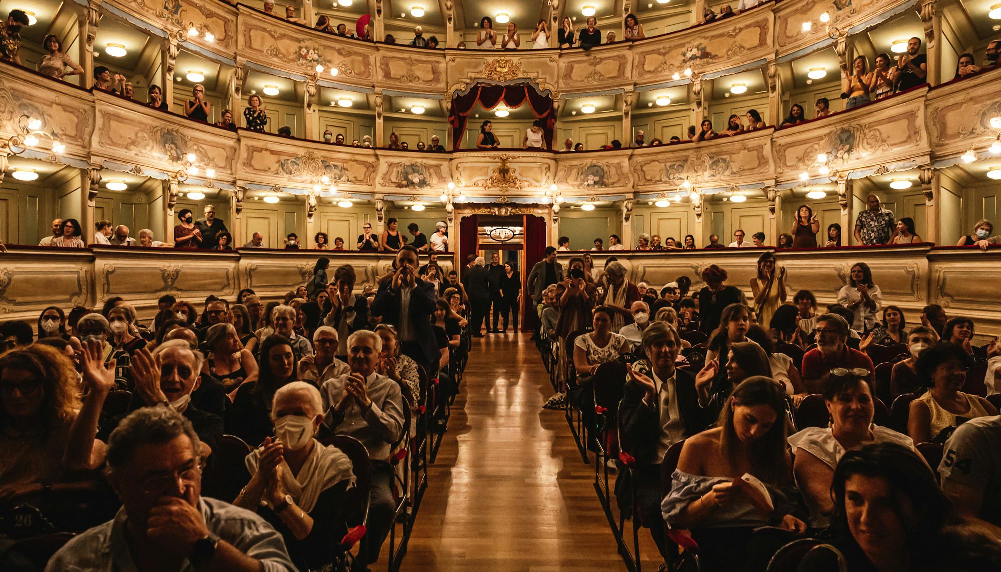Foto del pubblico nella platea del Teatro Zandonai durante il Festival Oriente Occidente 2022
