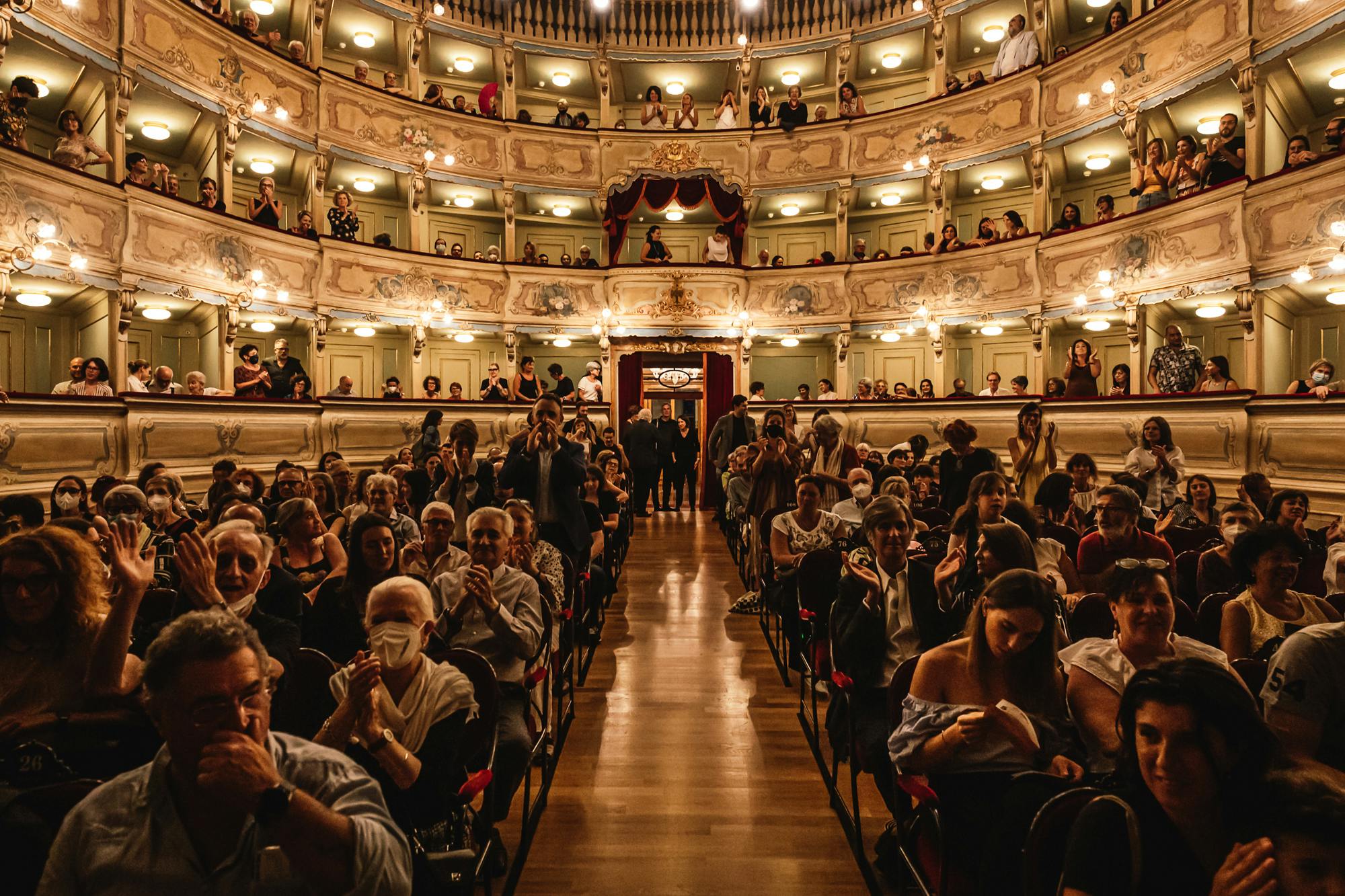 Foto del pubblico nella platea del Teatro Zandonai durante il Festival Oriente Occidente 2022