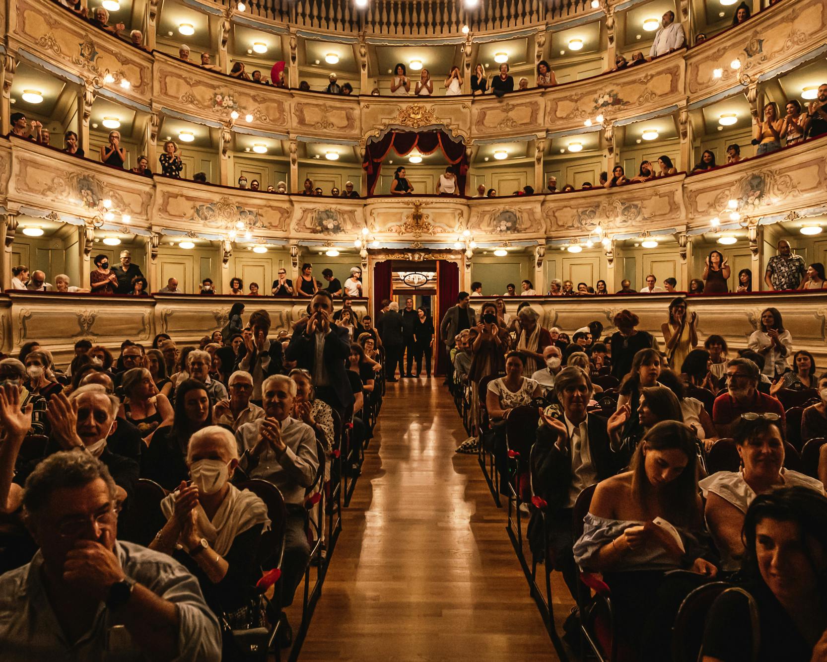 Foto del pubblico nella platea del Teatro Zandonai durante il Festival Oriente Occidente 2022