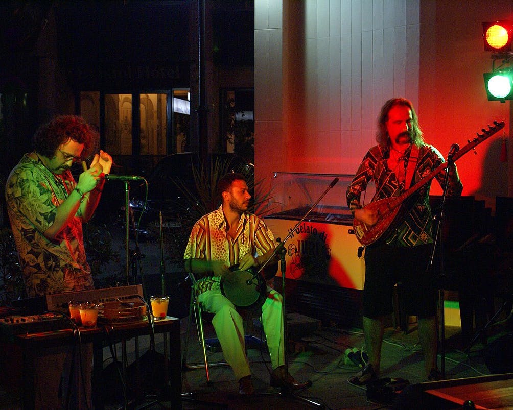 Tre dei cinque musicisti della band, mentre suonano alcuni brani strumentali