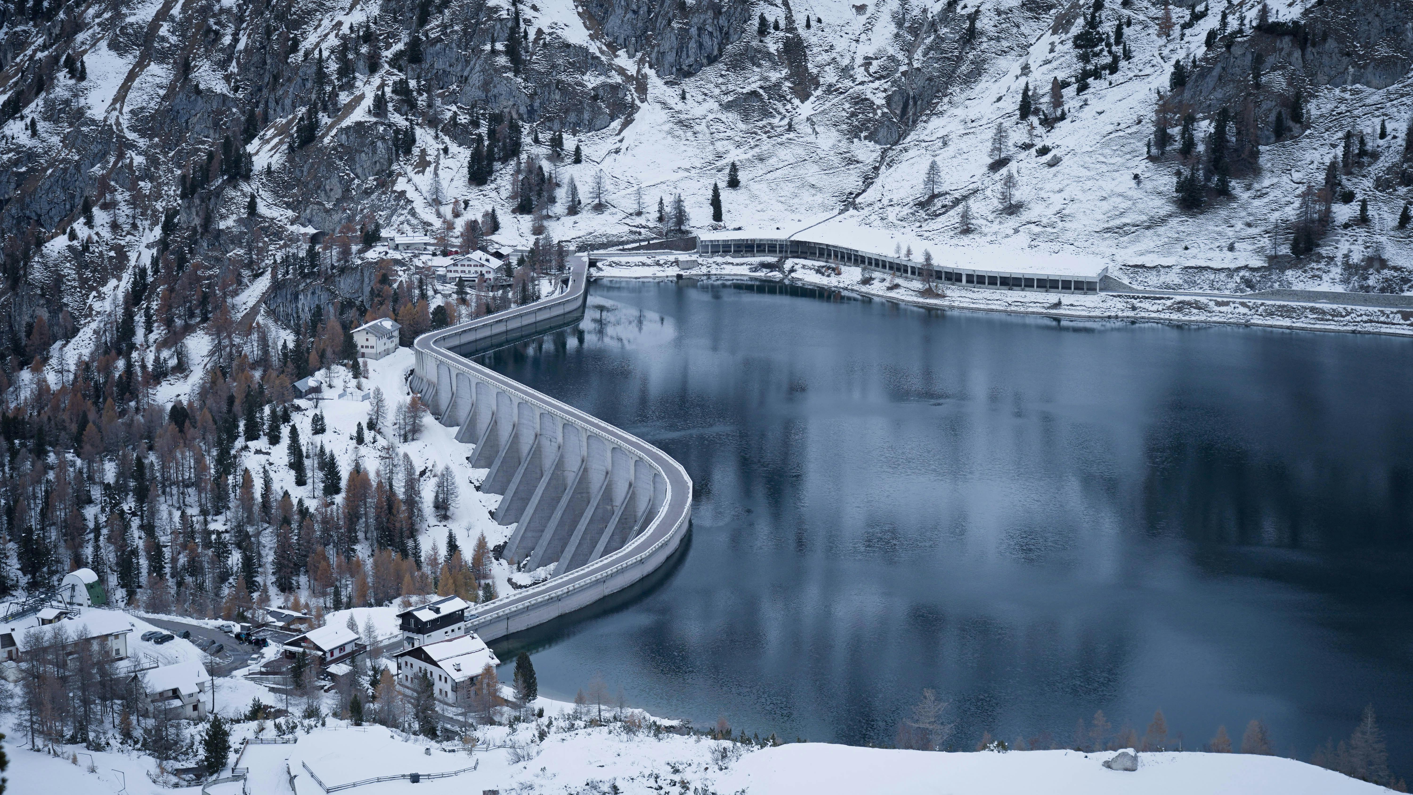 Fotografia di una diga innevata in Trentino Alto-Adige