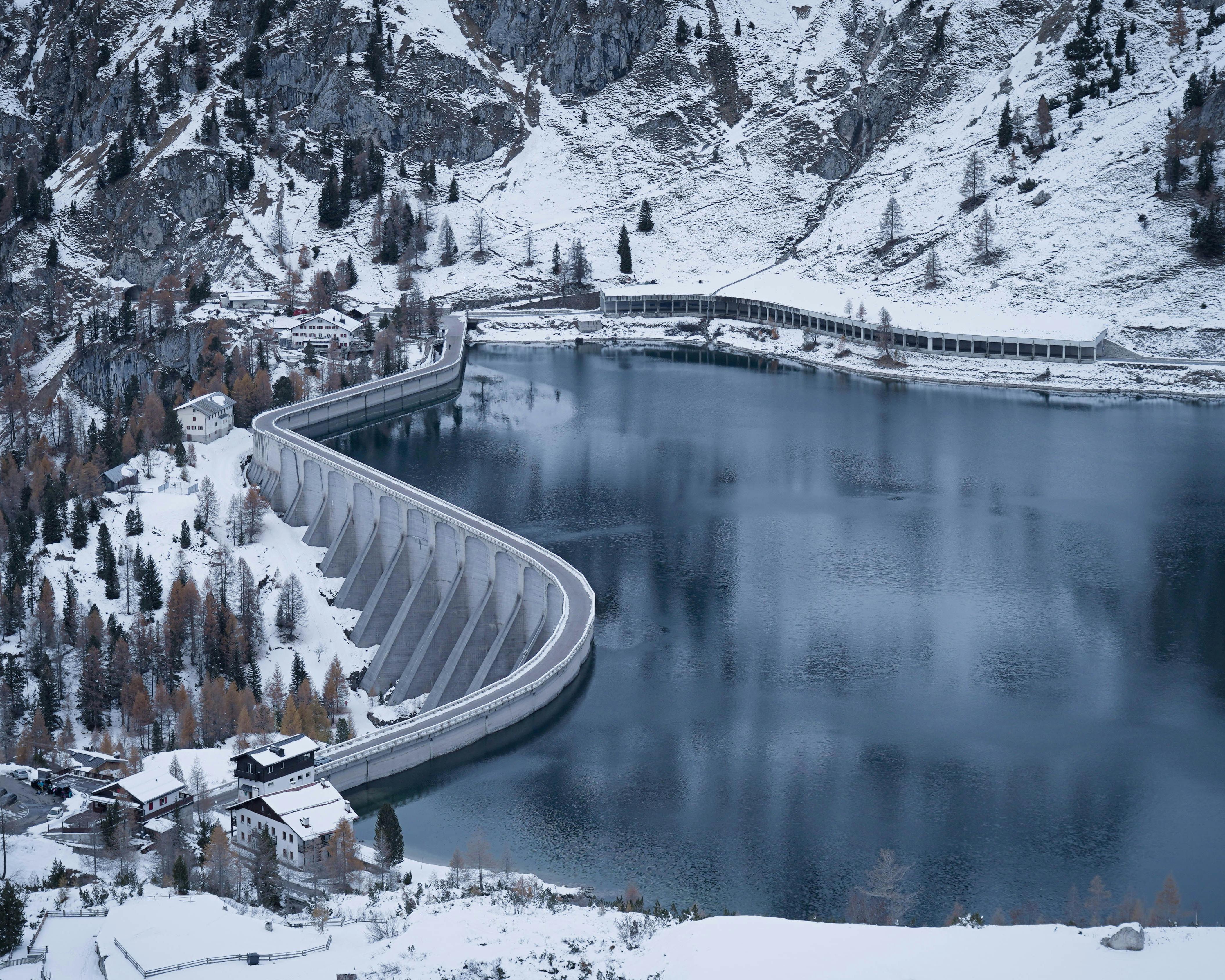 Fotografia di una diga innevata in Trentino Alto-Adige