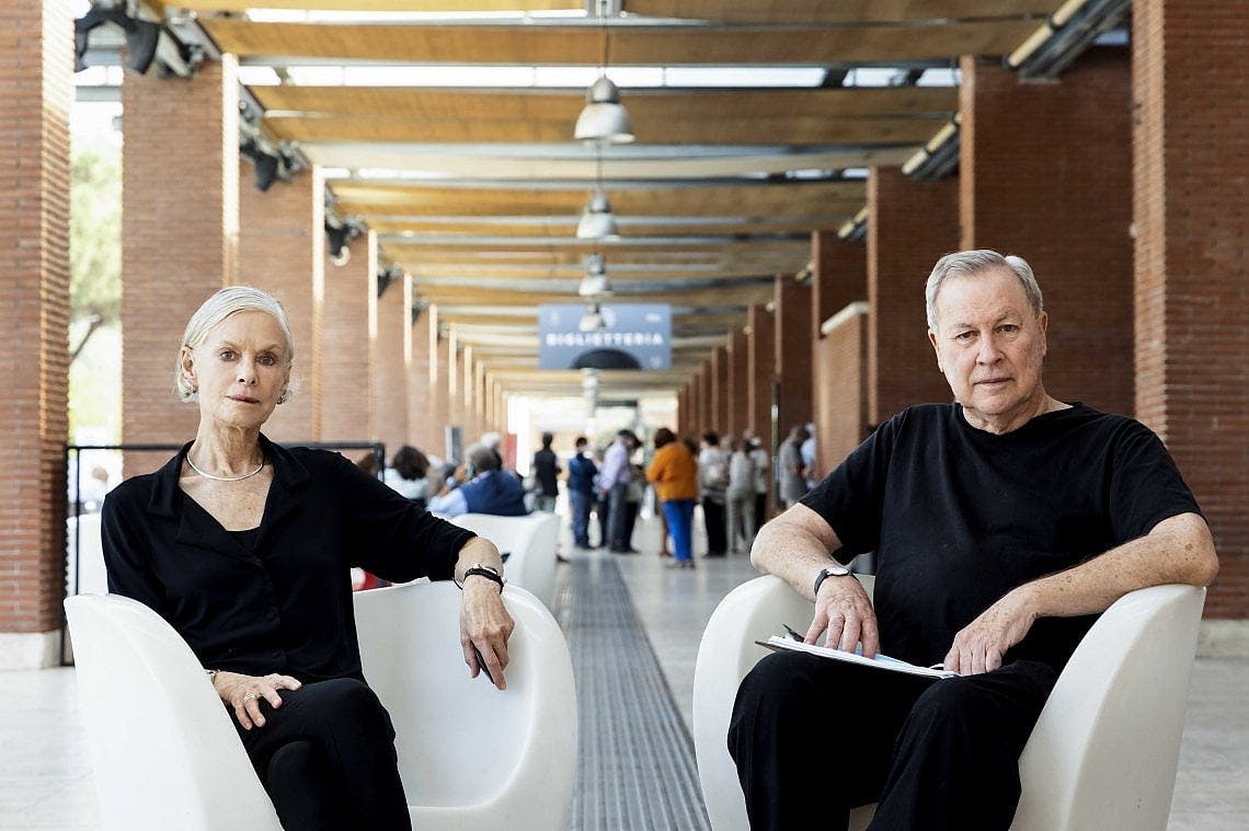 Lucinda Childs e Robert Wilson seduti su poltrone bianche