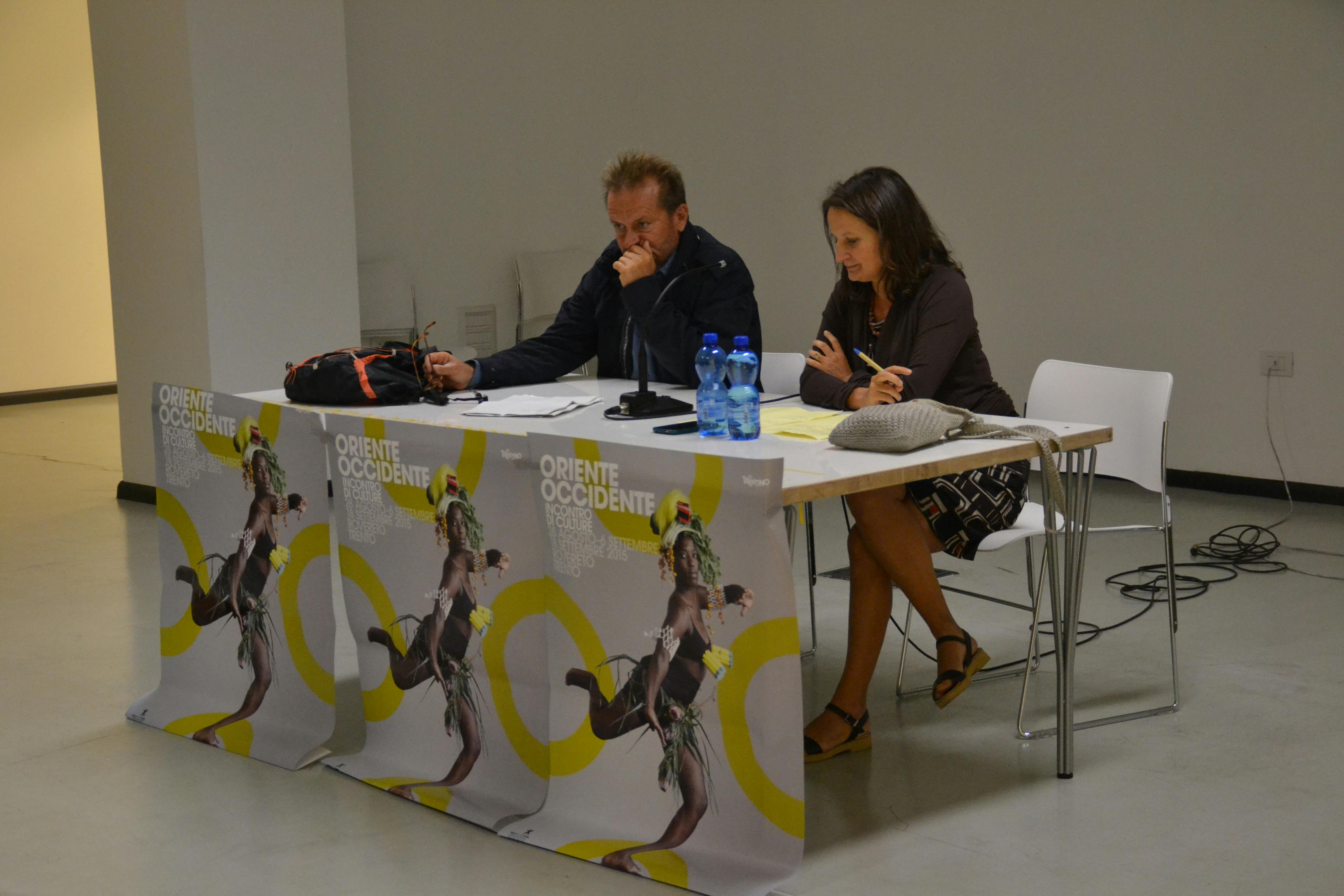 In the photo, Lorenzo Cremonesi, journalist for Corriere della Sera, and Luisa Chiodi are speaking in front of a table.