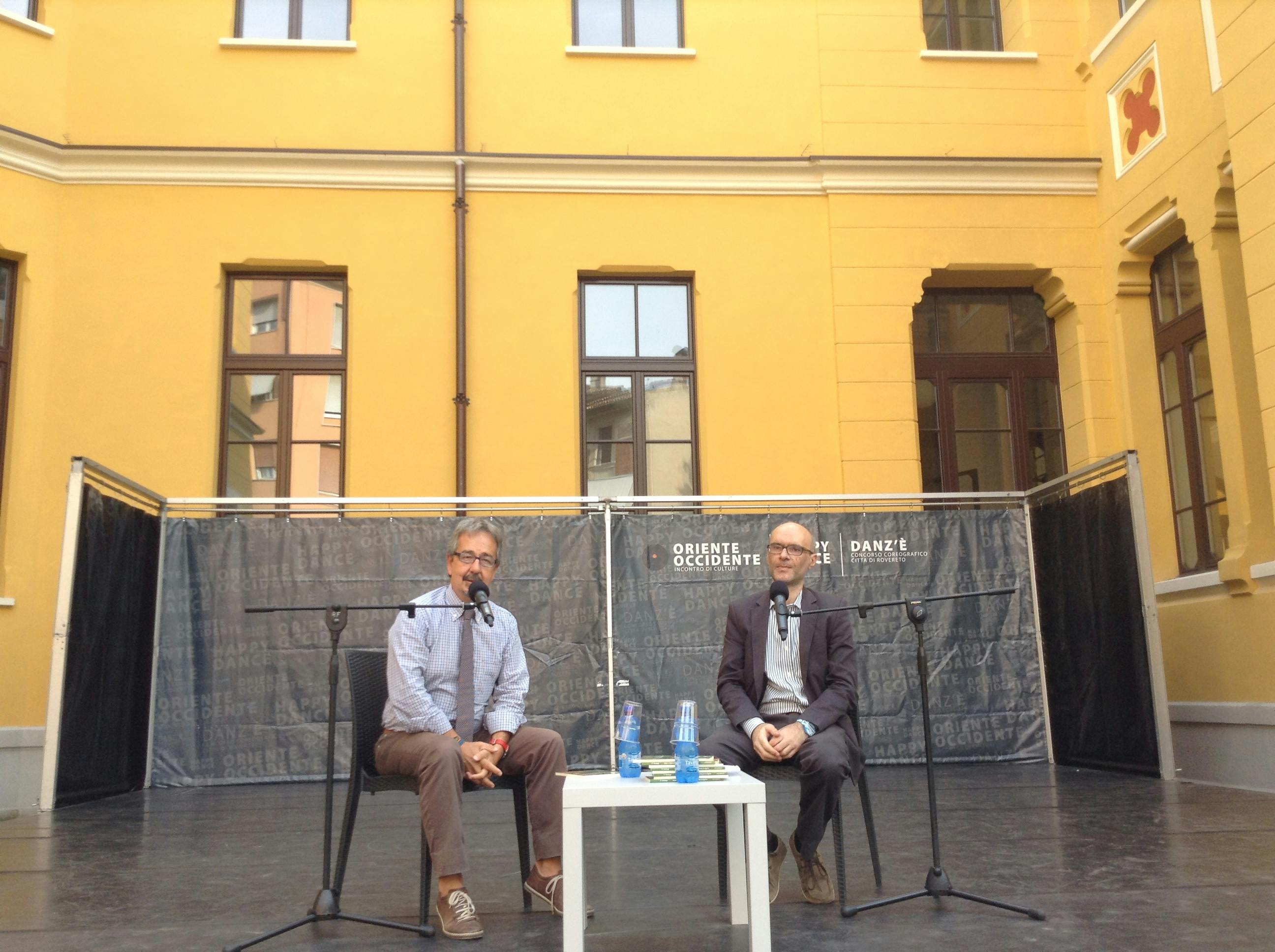 In the photo, Paolo Gonzaga, a scholar of the Islamic world, and Raffaele Crocco are on stage.