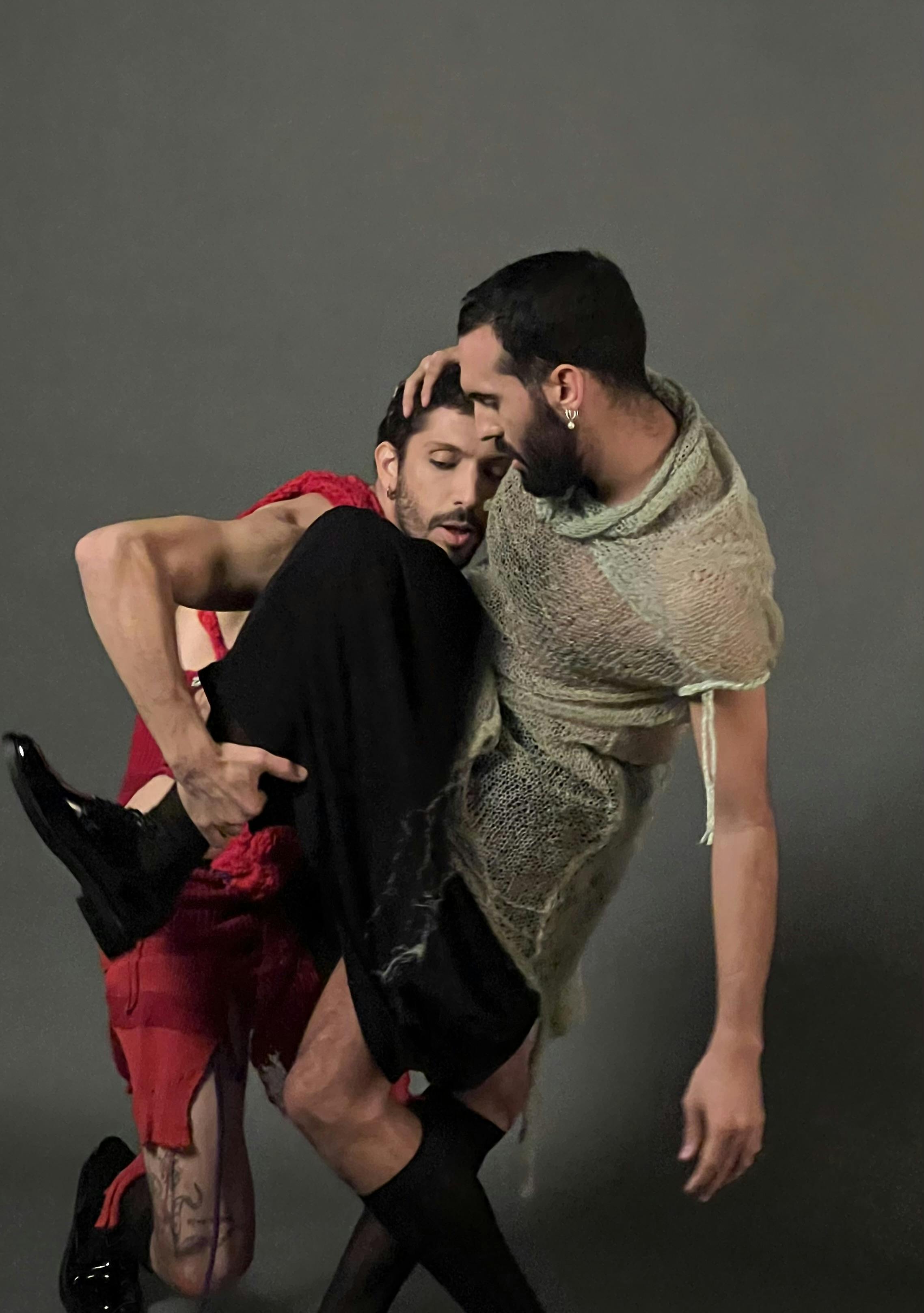 Due artisti con indosso costumi di scena in una posa di contatto