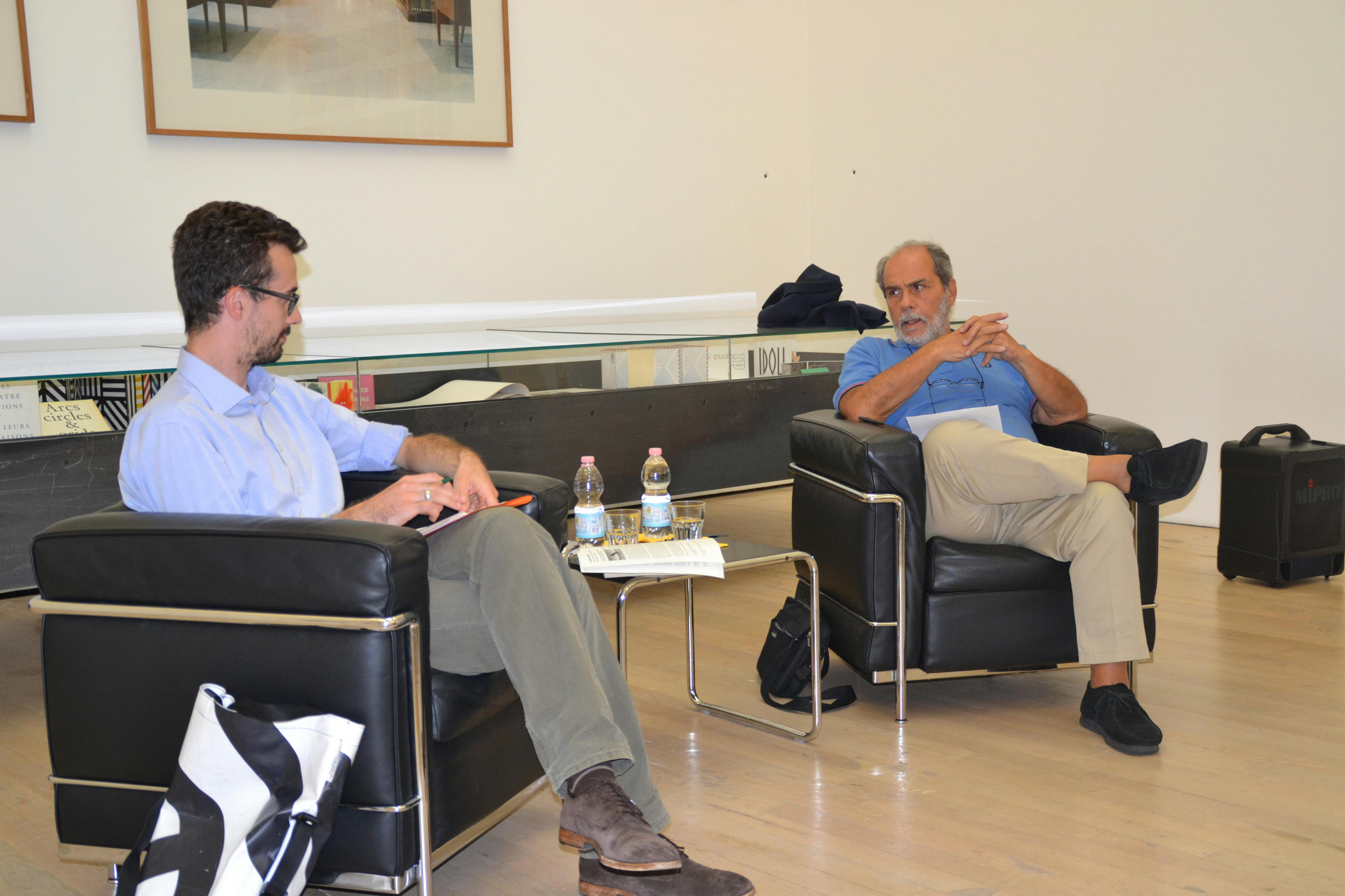 Foto di Franco Cassano, professore universitario e scrittore e Federico Zappini, Forum Trentino per la Pace ed i Diritti Umani, mentre parlano seduti su delle sedie.