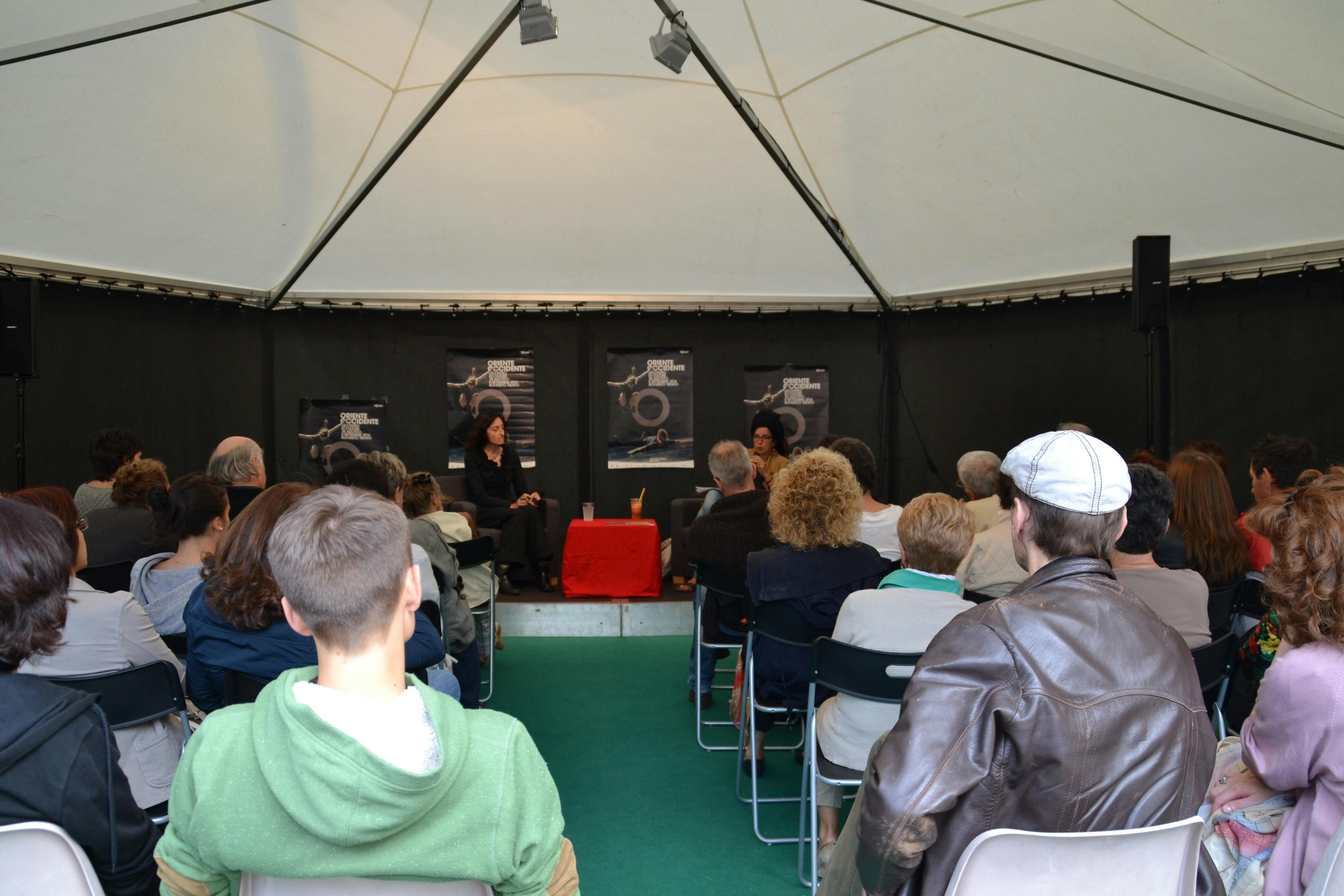 Marica Di Pierri speaking in front of an audience