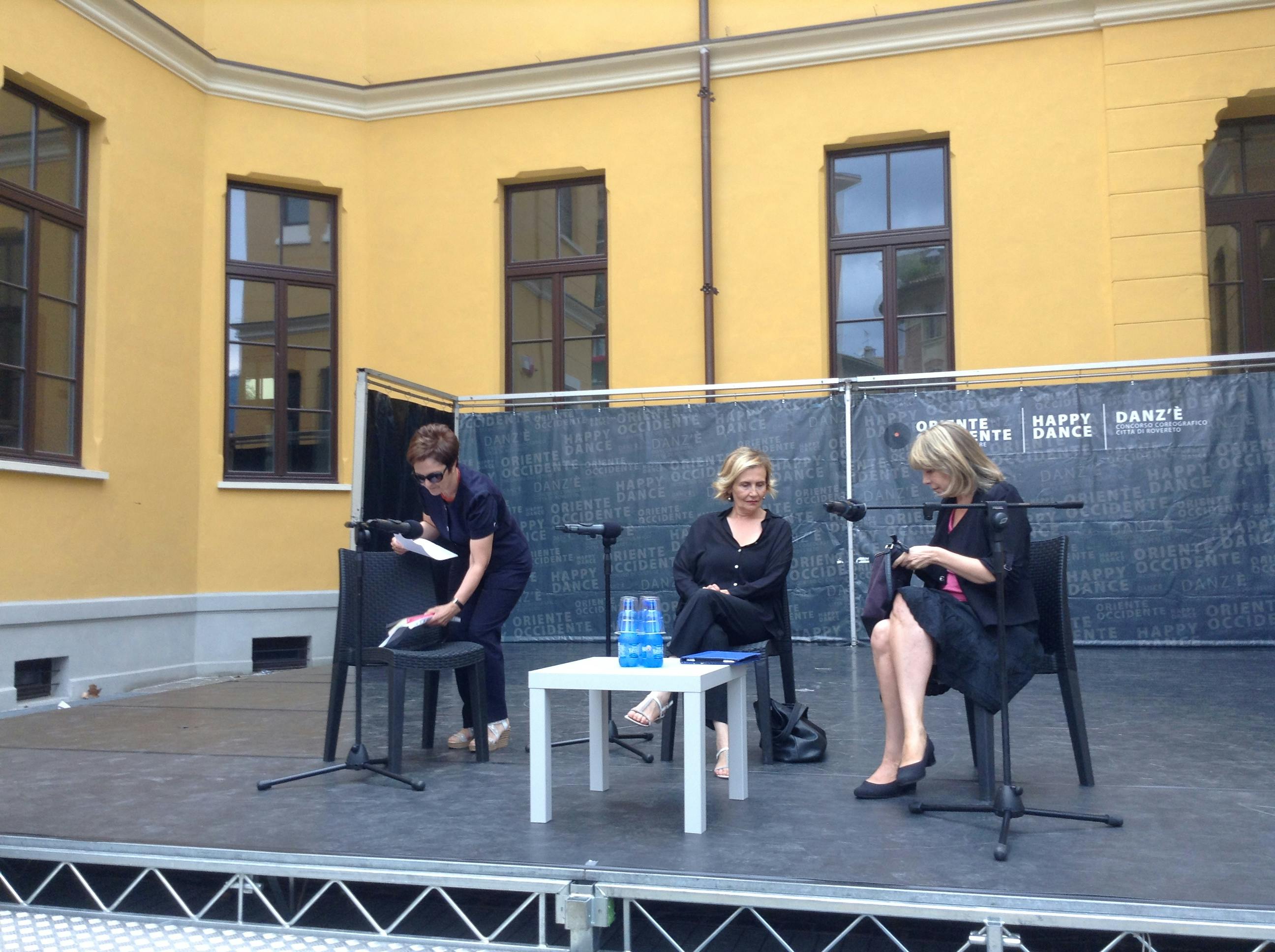 Leonetta Bentivoglio, saggista e giornalista, Lidia Bramani, musicologa e scrittrice e Marvi Zanoni, direttrice artistica di AMI Associazione Mozart Italia e Mozart Boys&Girls sul palco sedute.