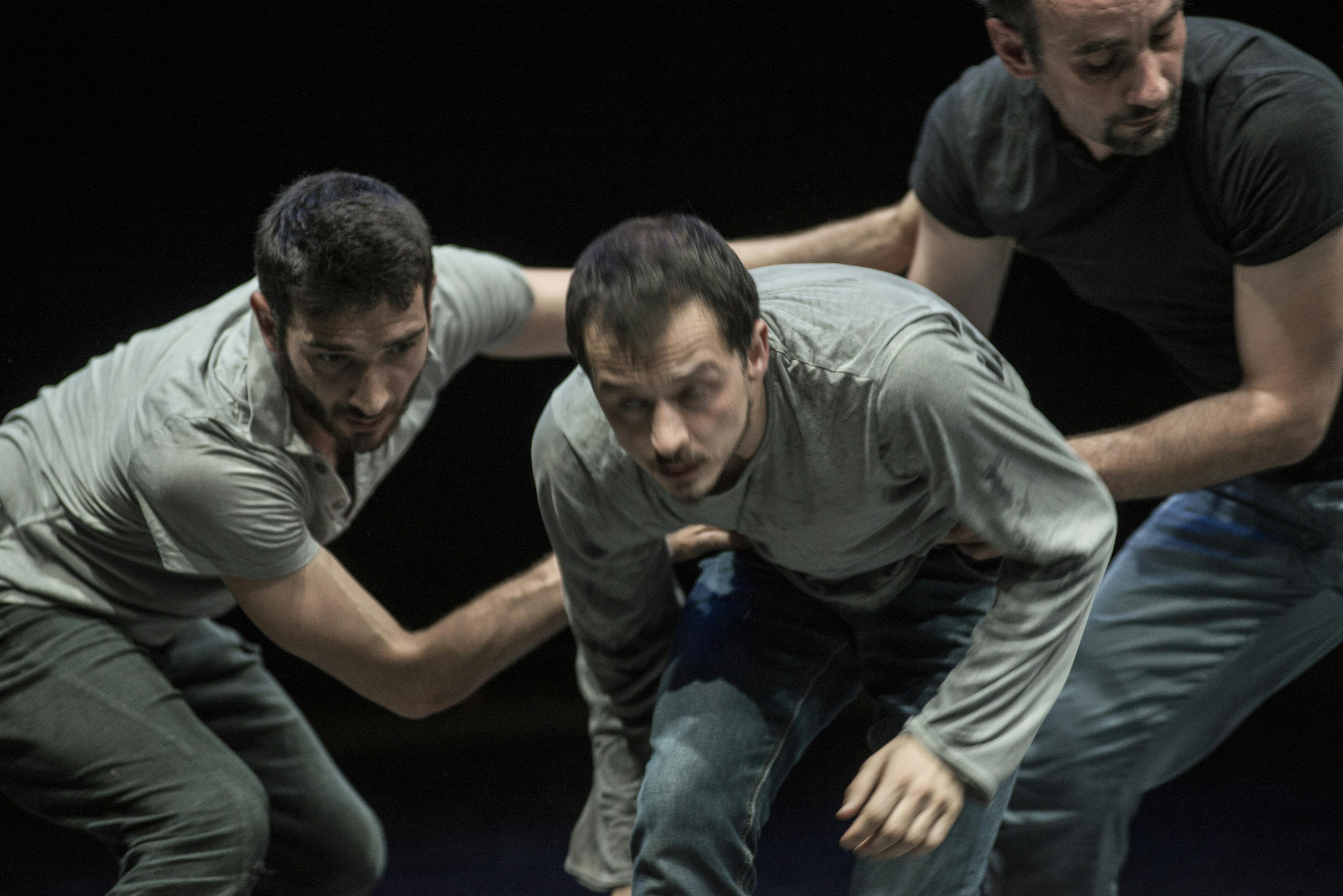 Tra artisti uomini in scena, in pose differenti, piegati in avanti