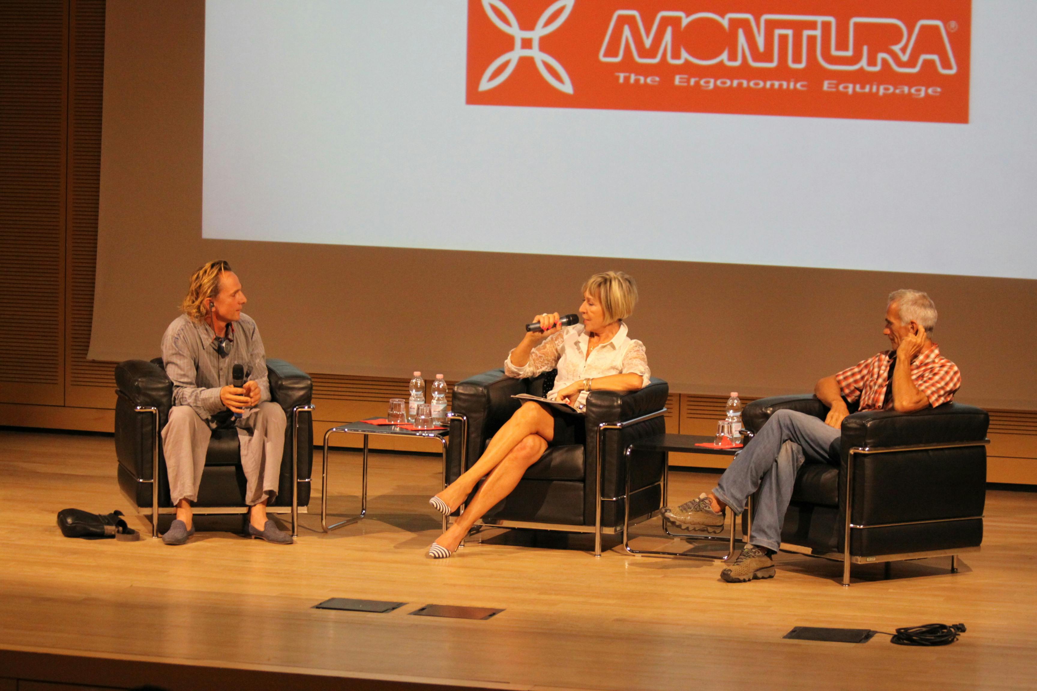 in foto Maurizio Zanolla - Manolo, alpinista, Iva Berasi e Antoine Le menestrel, arrampicatore che parlano su un palco seduti su delle poltrone.