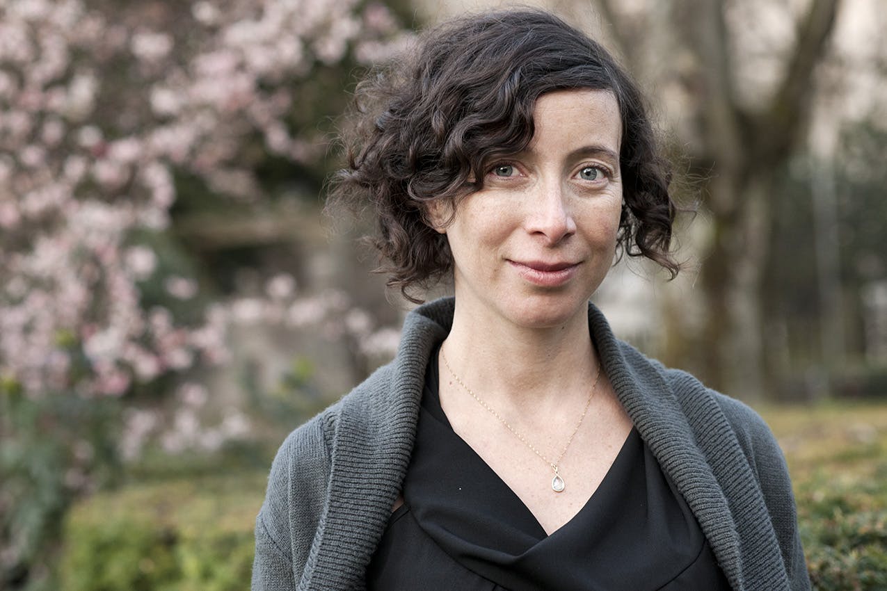 Ritratto di Ayelet Gundar-Goshen, redattrice di uno dei maggiori quotidiani israliani. Sorride alla fotocamera, ha capelli abbastanza corti , scuri.
