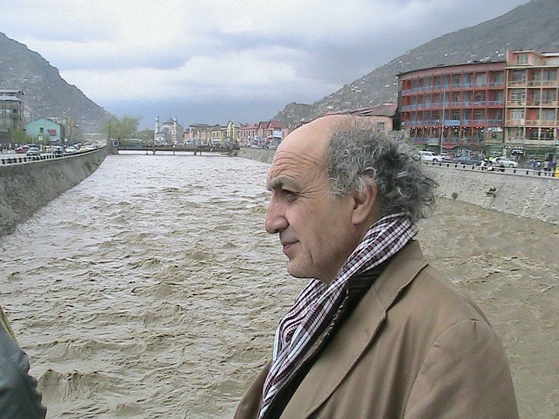 Profile photo of Emanuele Giordana, journalist, essayist, and writer. Behind him is a river.