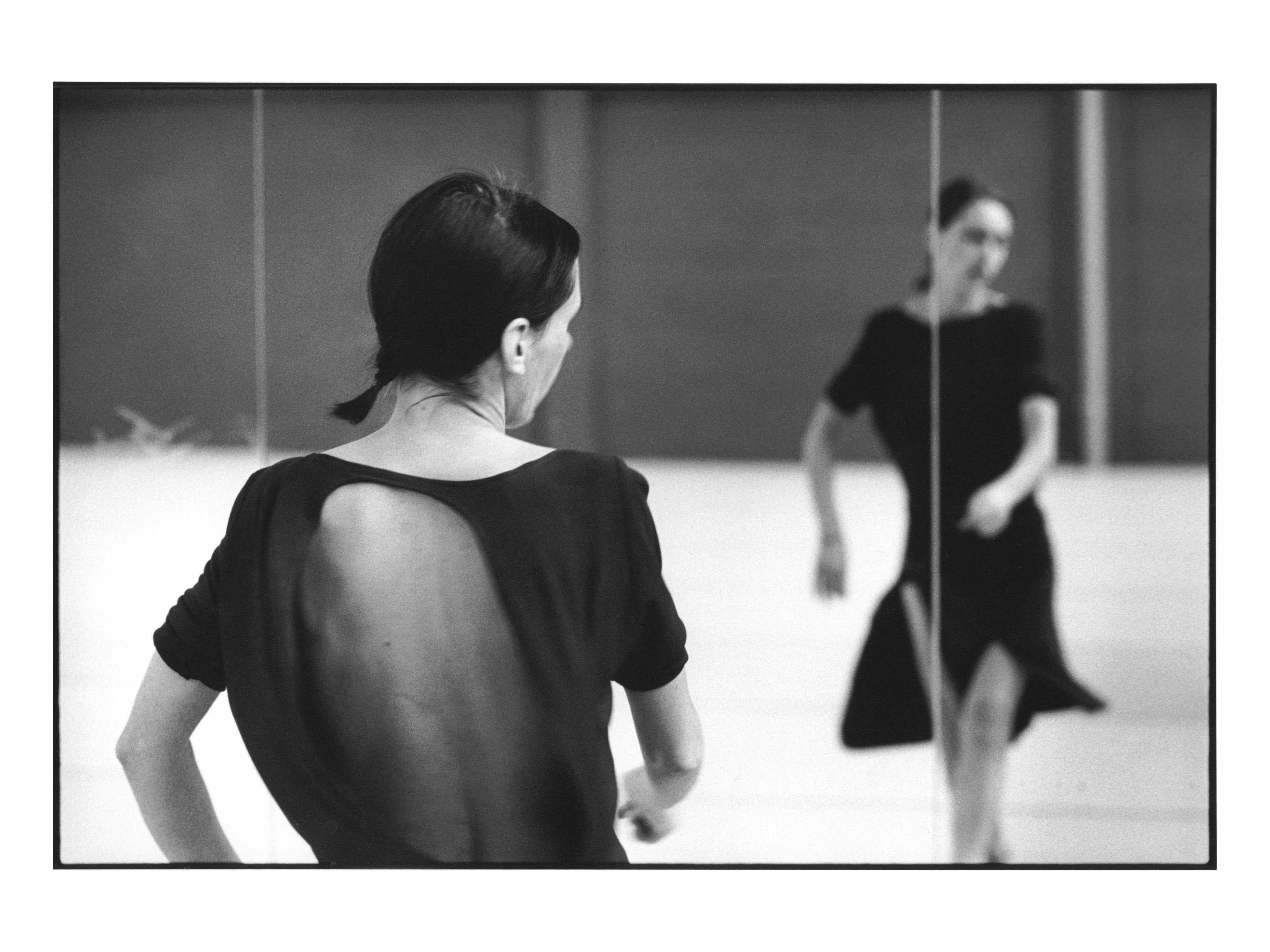 ballerina fotografata di spalle con vestito scoperto sulla schiena