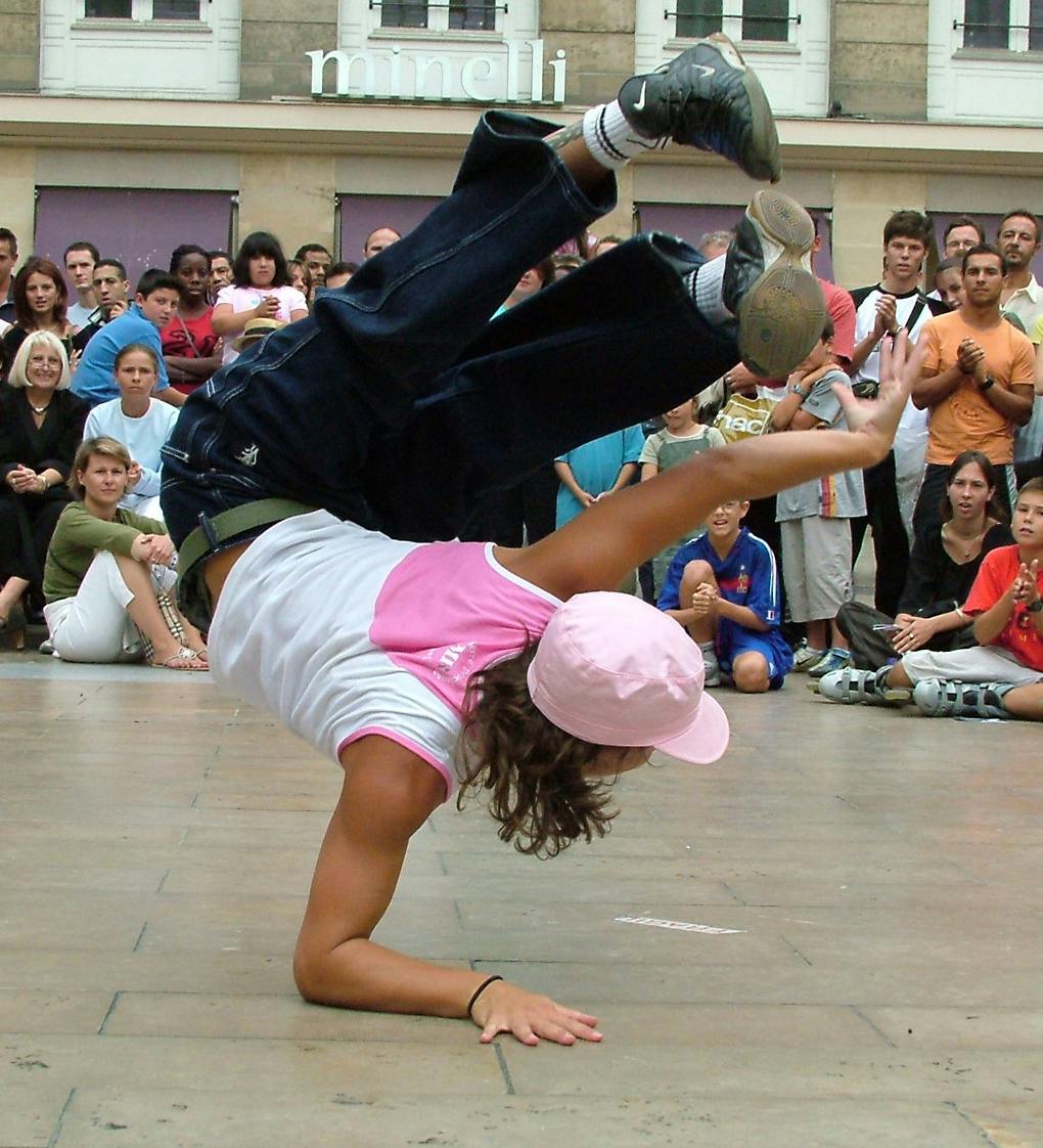 Artista che balla hip hop