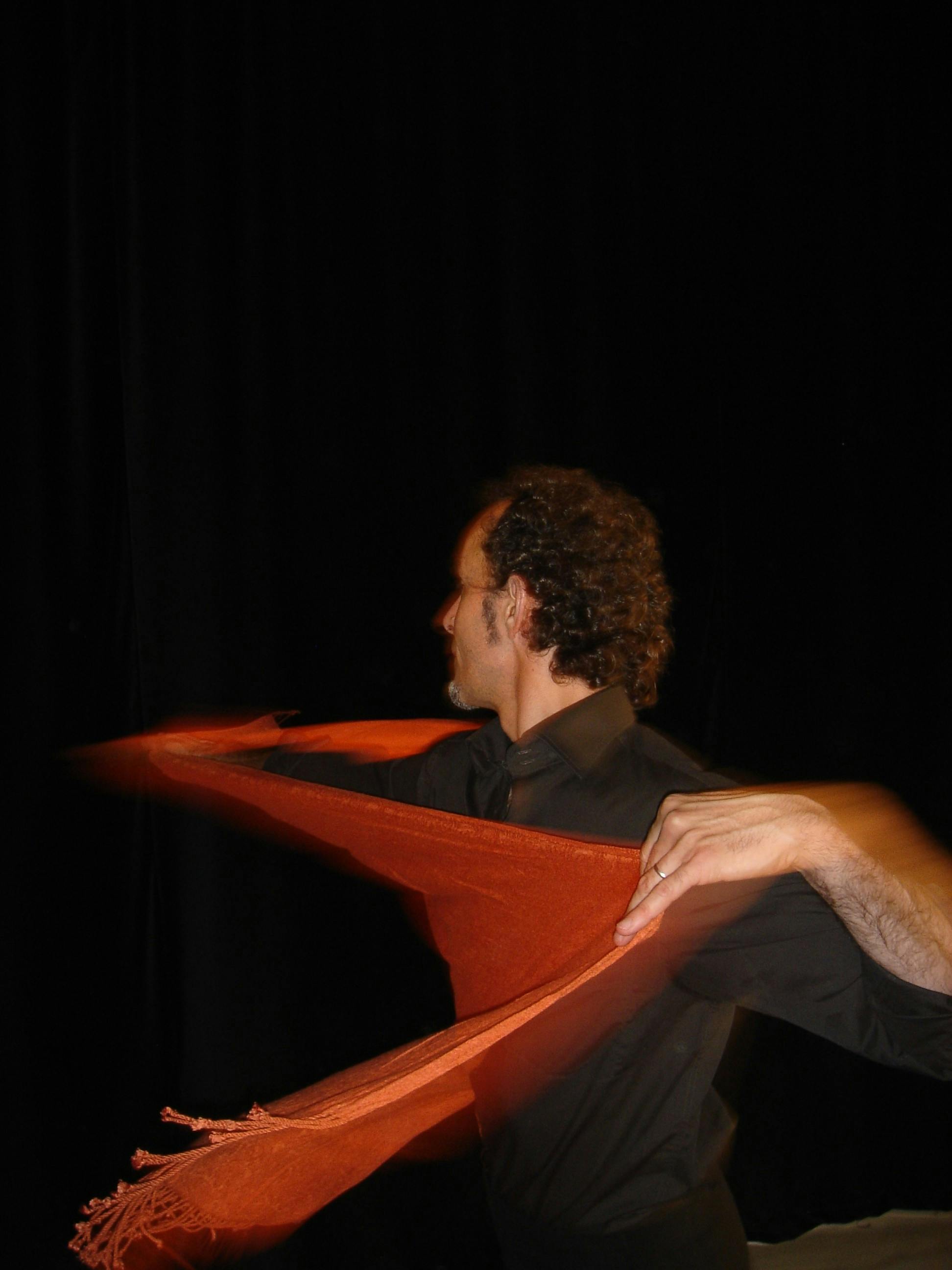 artista con foulard rosso in mano
