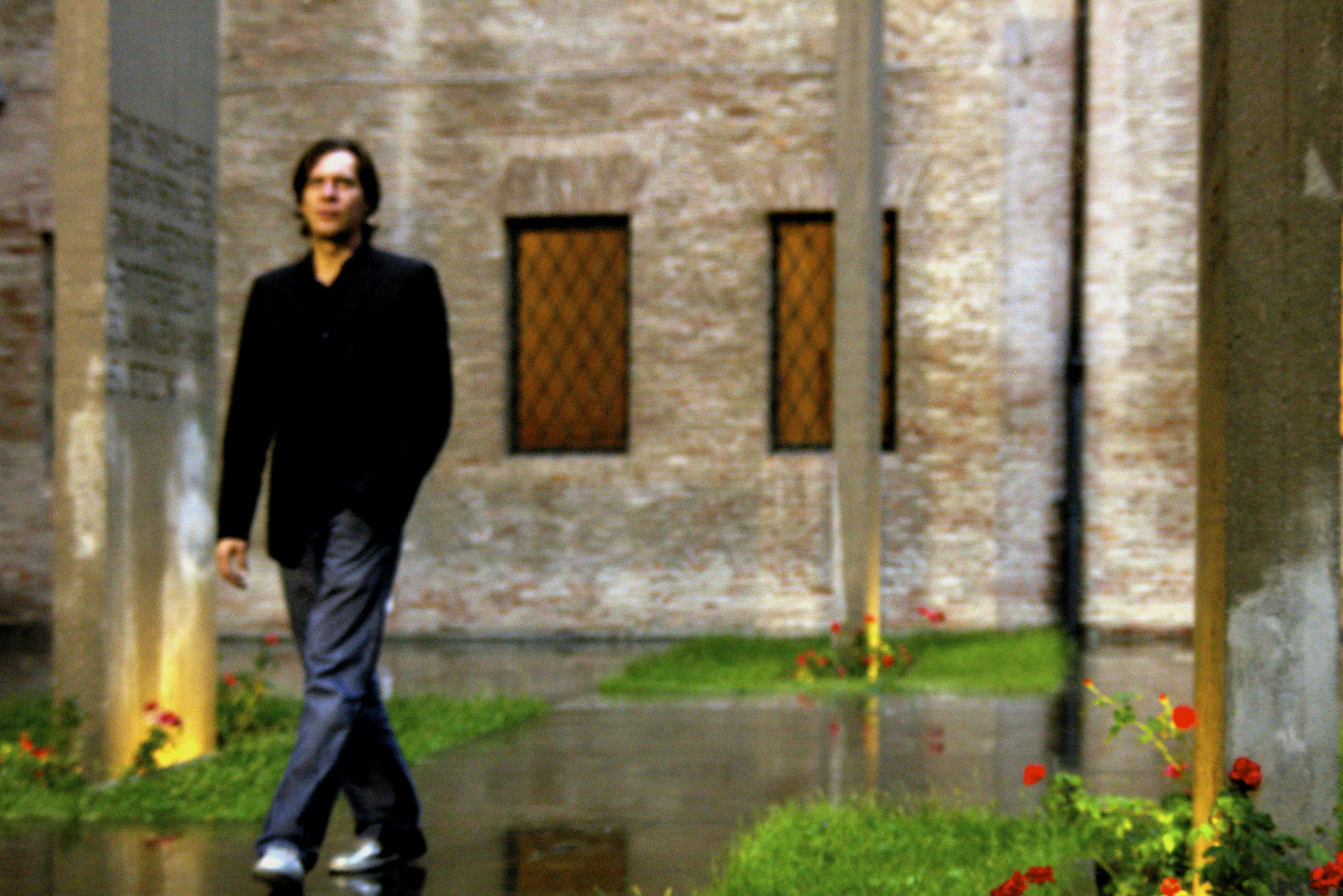 Christian Fennesz, ritratto all'aperto con delle aiuole vicine