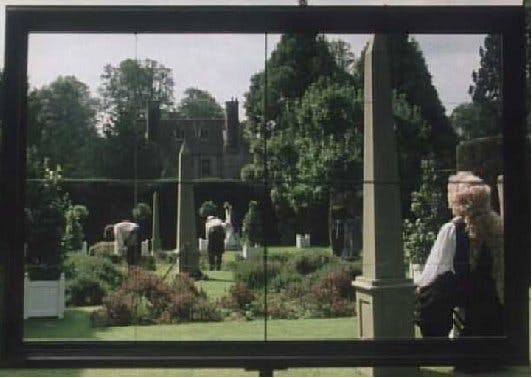 Frame di un giardino con colonne e alberi