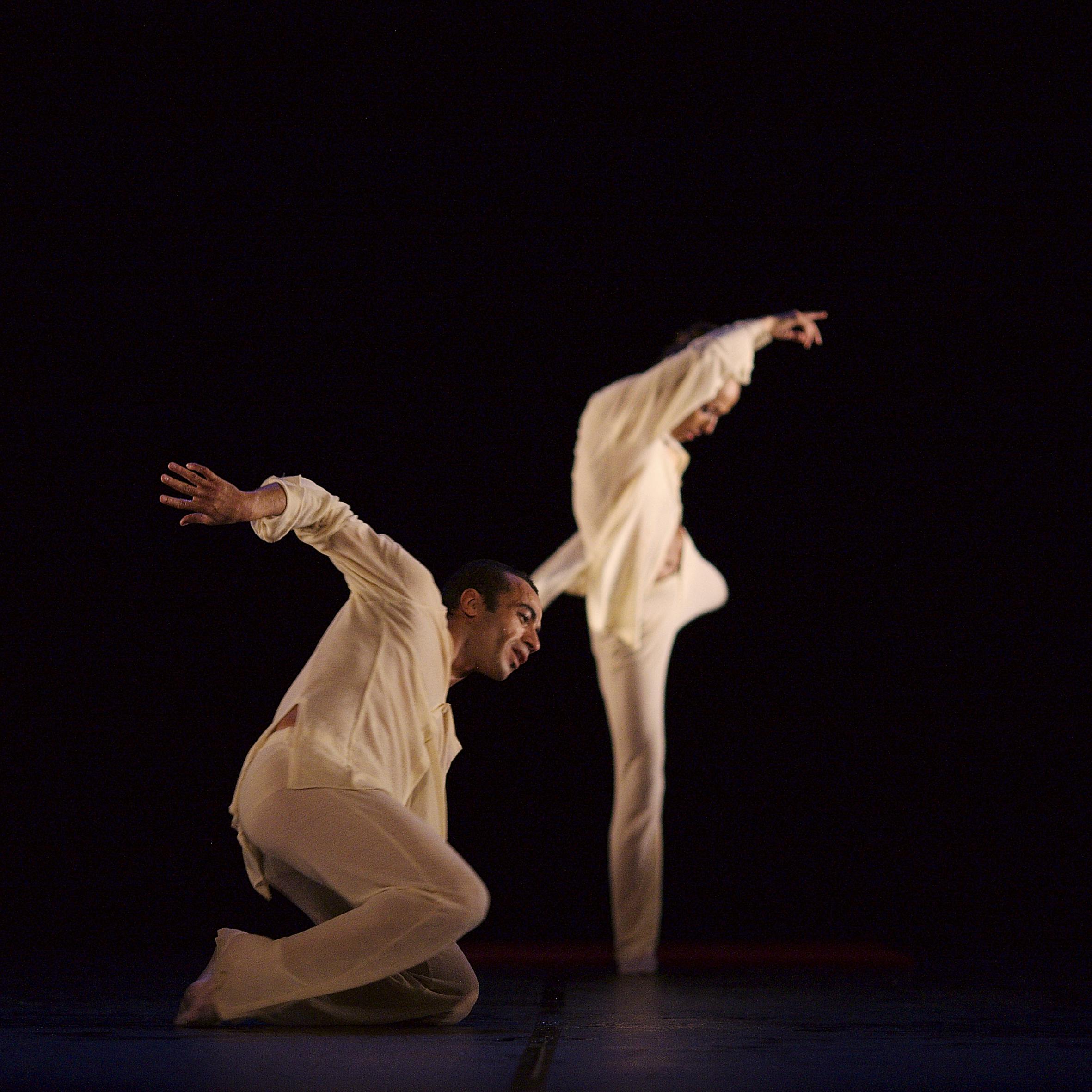 Coppia di artisti che danza, una sullo sfondo e uno in primo piano
