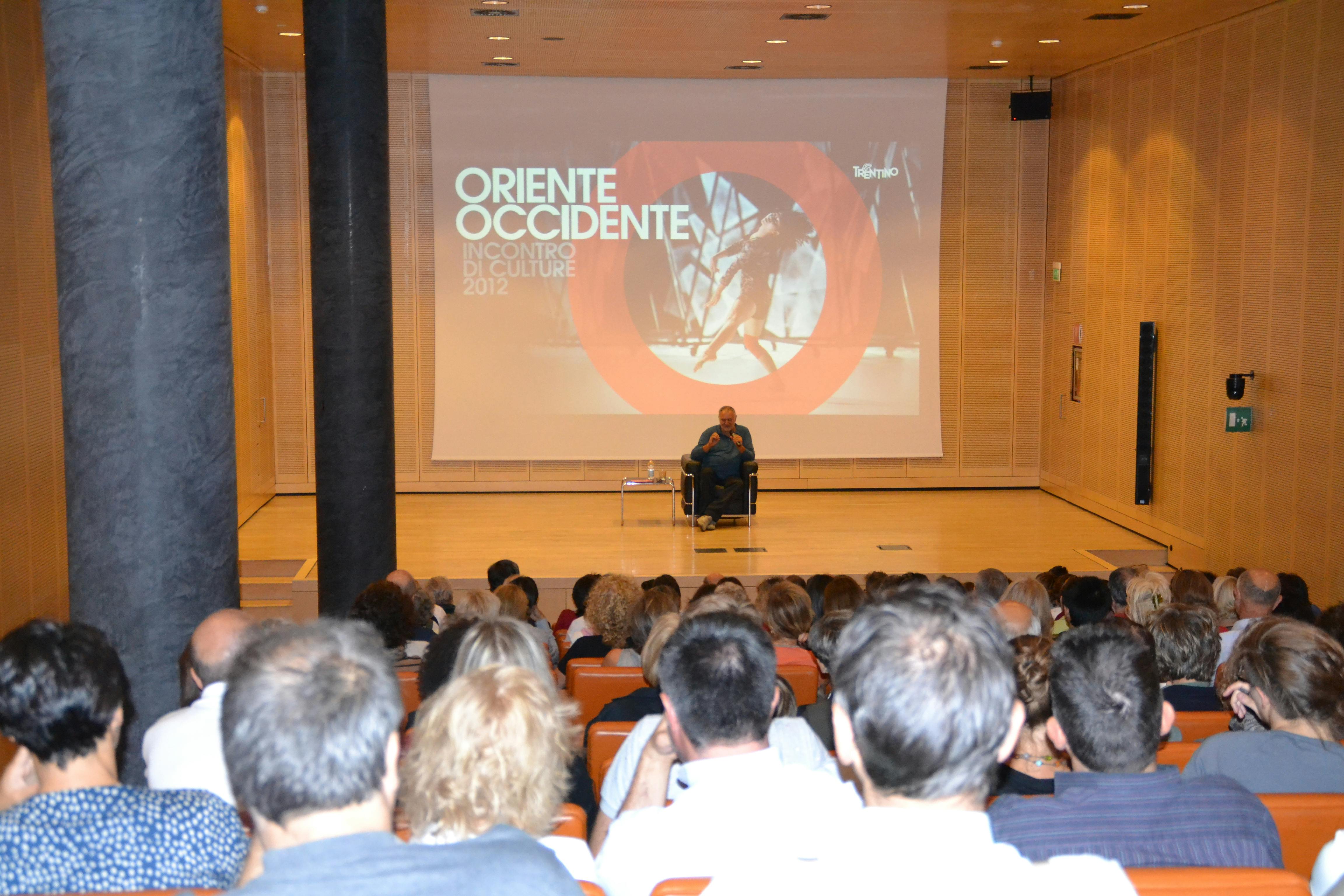 Marco Aime che parla su un palco davanti ad un pubblico