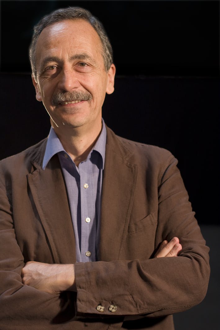 Portrait of Paolo Berdini, a member of the National Council of WWF. He is smiling at the camera with his arms crossed. He is wearing a brown jacket and a light blue shirt.