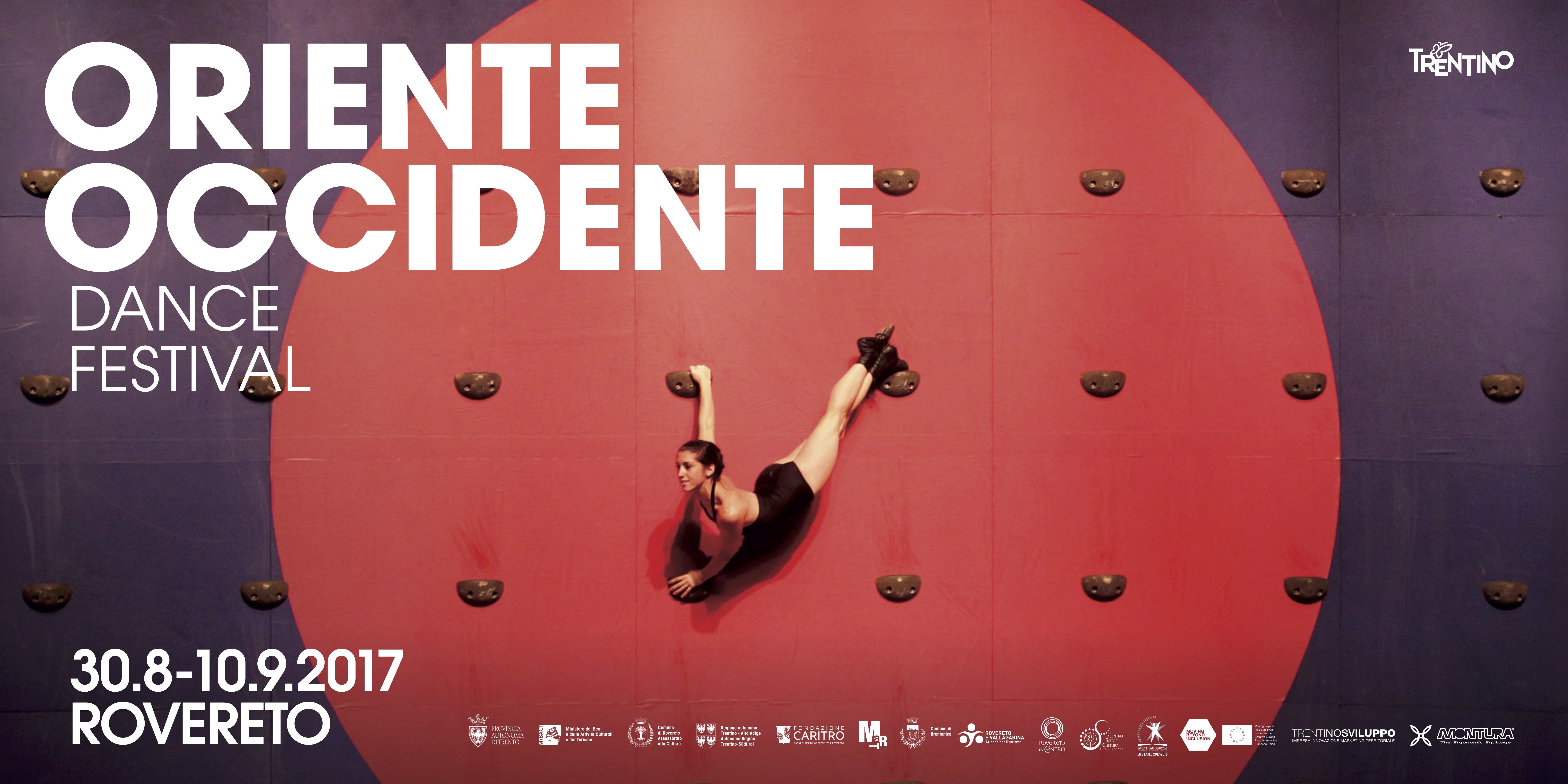 Lavoro grafico del Festival: testi bianchi (Oriente Occidente Dance Festival), sullo sfondo una parete da arrampicata viola con un cerchio rosso nel centro e una persona agganciata ai sostegni.