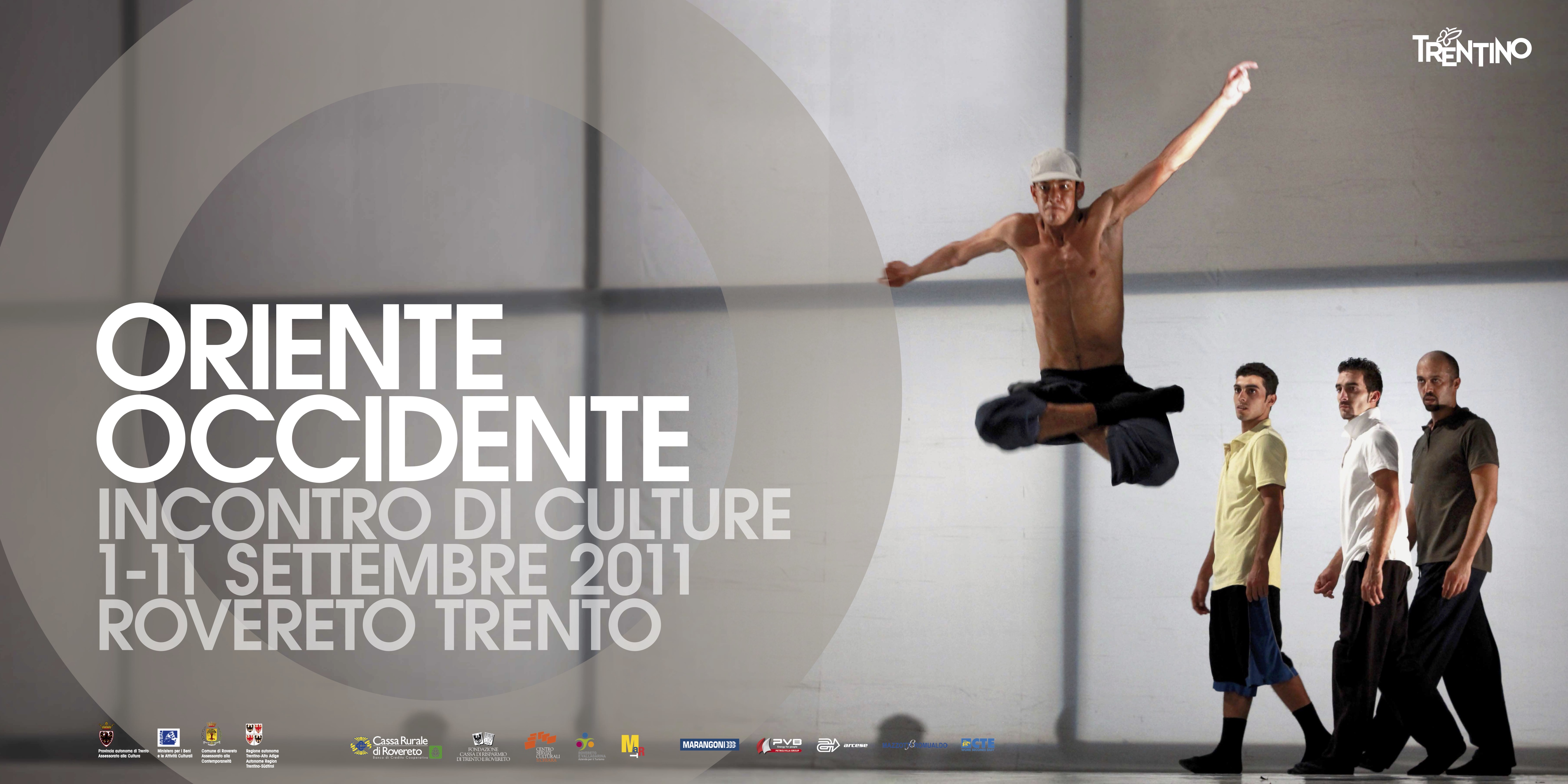Lavoro grafico del Festival: testi bianchi (Oriente Occidente Incontro di culture) con una grande O in grigio dietro, sullo sfondo tre persone in piedi guardano una quarta persona che salta.