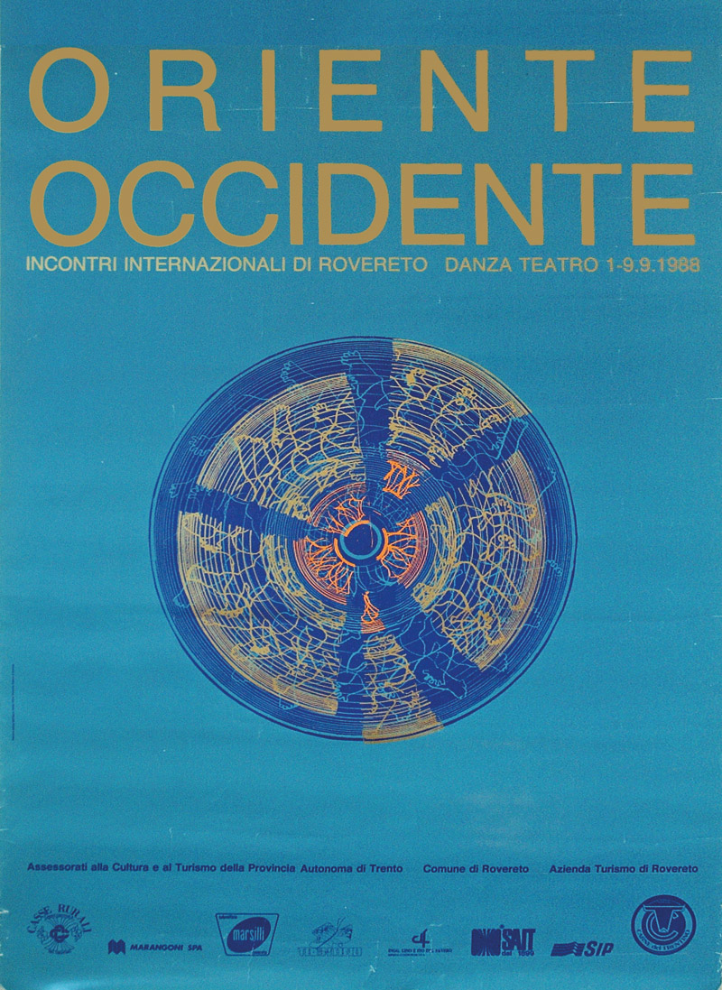 Lavoro grafico del Festival: immagine caratterizzata da una grafica astratta circolare su sfondo blu, con motivi geometrici e figure stilizzate, probabilmente a tema danza o teatro. Scritta Oriente Occidente in giallo nella parte superiore.