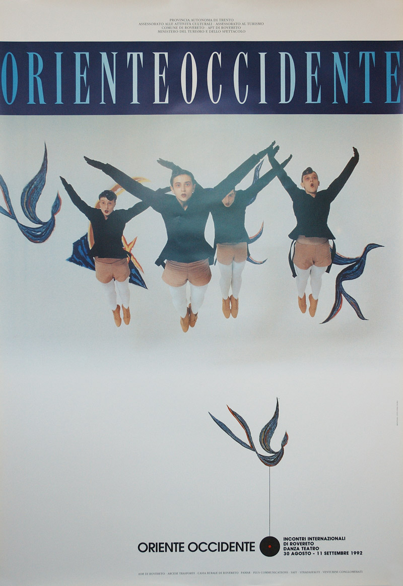 Lavoro grafico del Festival: sfondo bianco, quattro figure sono sospese al centro dell'immagine come se volassero. La scritta Oriente Occidente in alto nei toni dell'azzurro-bianco su sfondo blu.